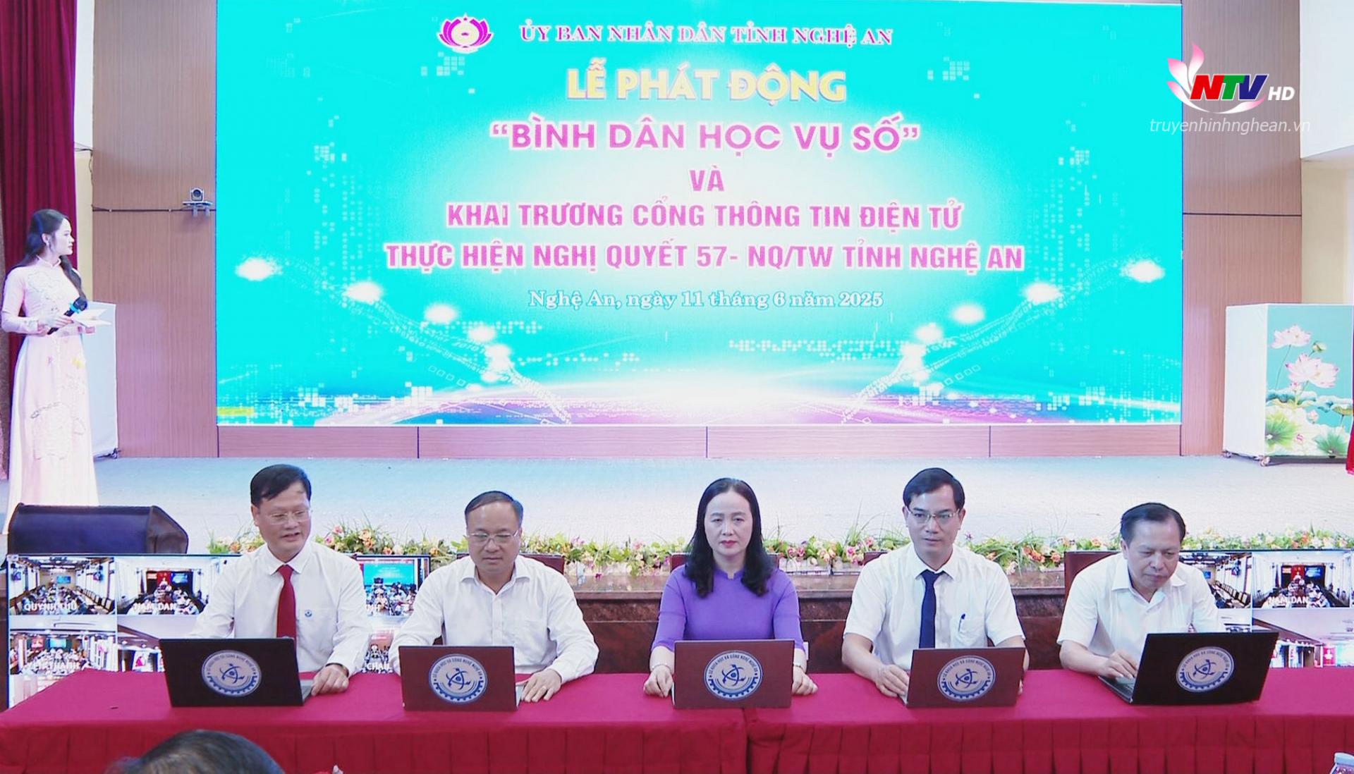 Các đơn vị, sở, ngành cấp tỉnh ký cam kết thực hiện phong trào “Bình dân học vụ số”.
