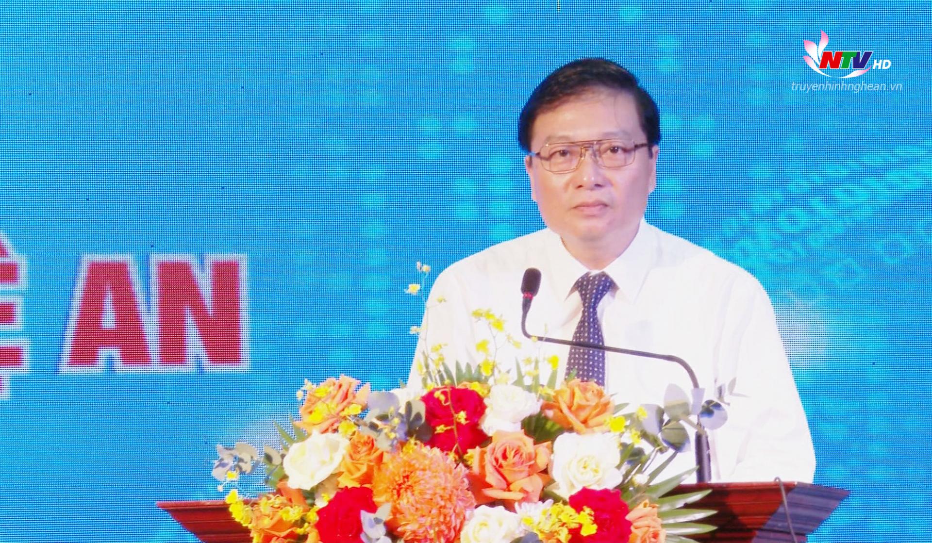 Chủ tịch UBND tỉnh Lê Hồng Vinh phát biểu tại buổi lễ.