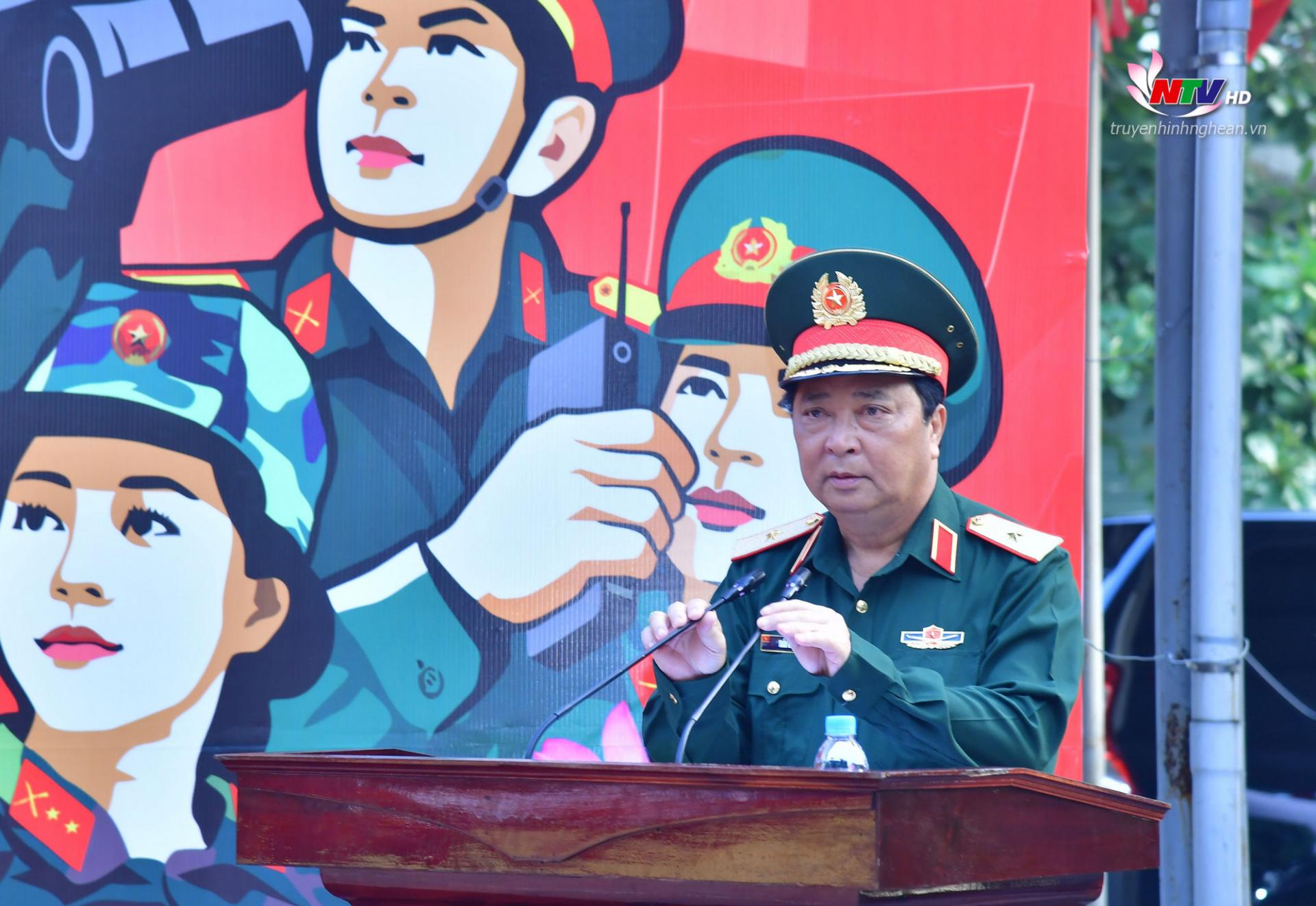 Thiếu tướng Trần Văn Trai, Phó Tư lệnh Bộ Tư lệnh Thành phố Hồ Chí Minh thay mặt đoàn phát biểu tại buổi đón tiếp.