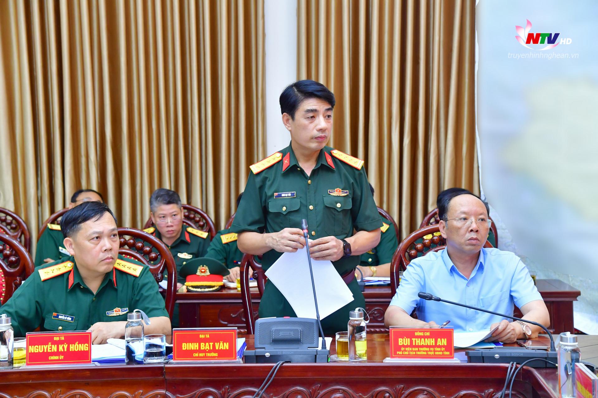 Đại tá Đinh Bạt Văn – Chỉ huy trưởng Bộ Chỉ huy Quân sự tỉnh báo cáo về tình hình triển khai nhiệm vụ quân sự, quốc phòng trên địa bàn và phương án sắp xếp cơ quan quân sự địa phương.