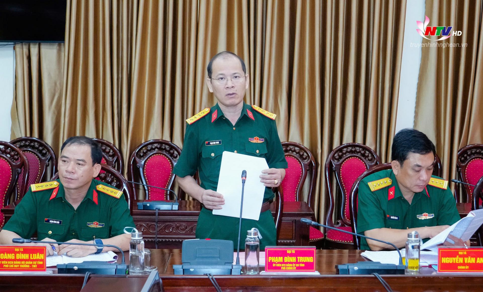 Đại tá Phạm Đình Trung - Phó Chính uỷ Bộ Chỉ huy Quân sự tỉnh trình bày báo cáo dự thảo Nghị quyết.