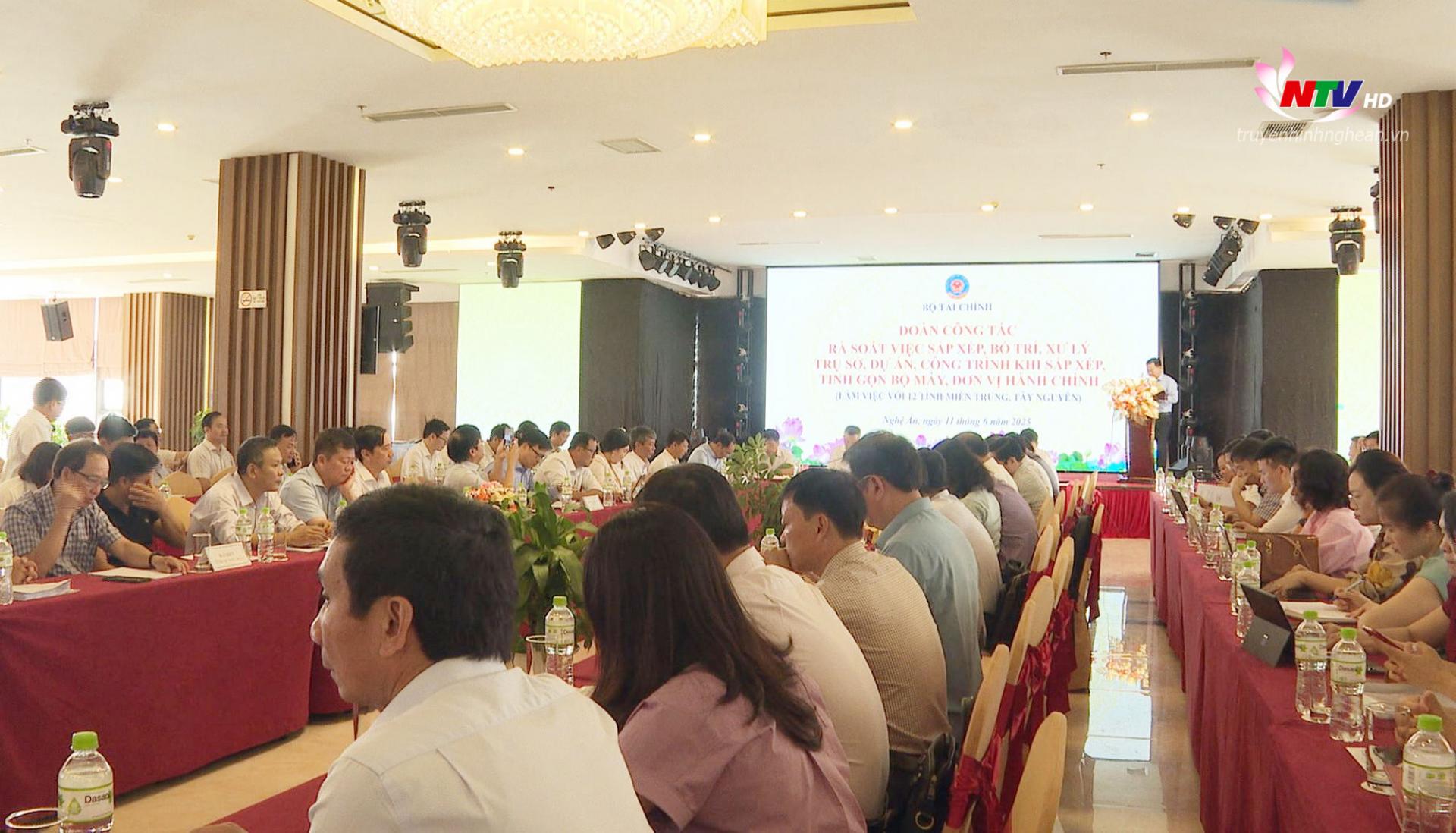 Toàn cảnh hội nghị.