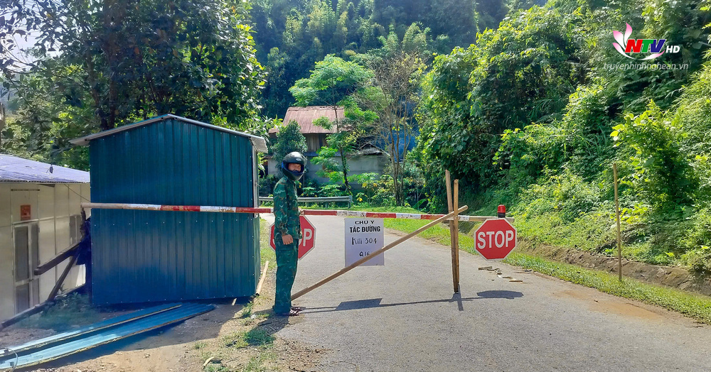 Cắm chốt ngăn không cho người dân qua lại để đảm bảo an toàn.
