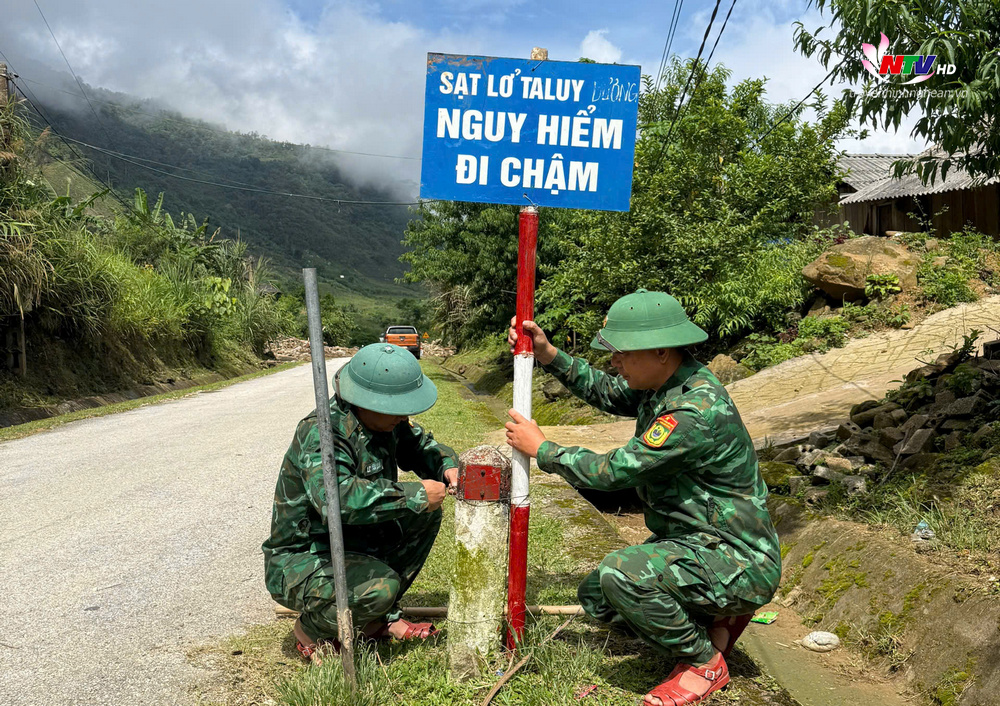 Đồn BP Nhôn Mai cắm biển cảnh báo.