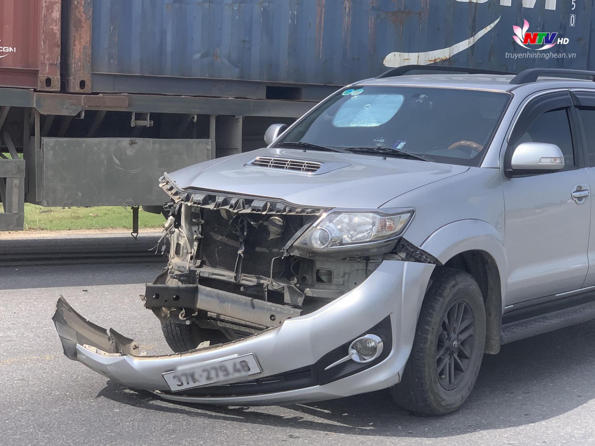 Xe ô tô 7 chỗ hiệu Fortuner hư hỏng nặng phần đầu.