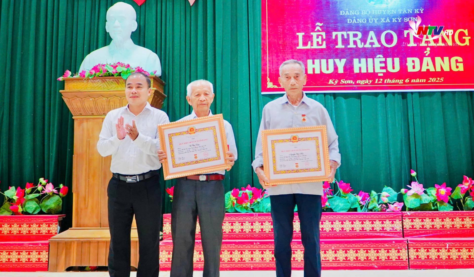 Trao Huy hiệu 60 năm tuổi Đảng cho các đảng viên. Đảng