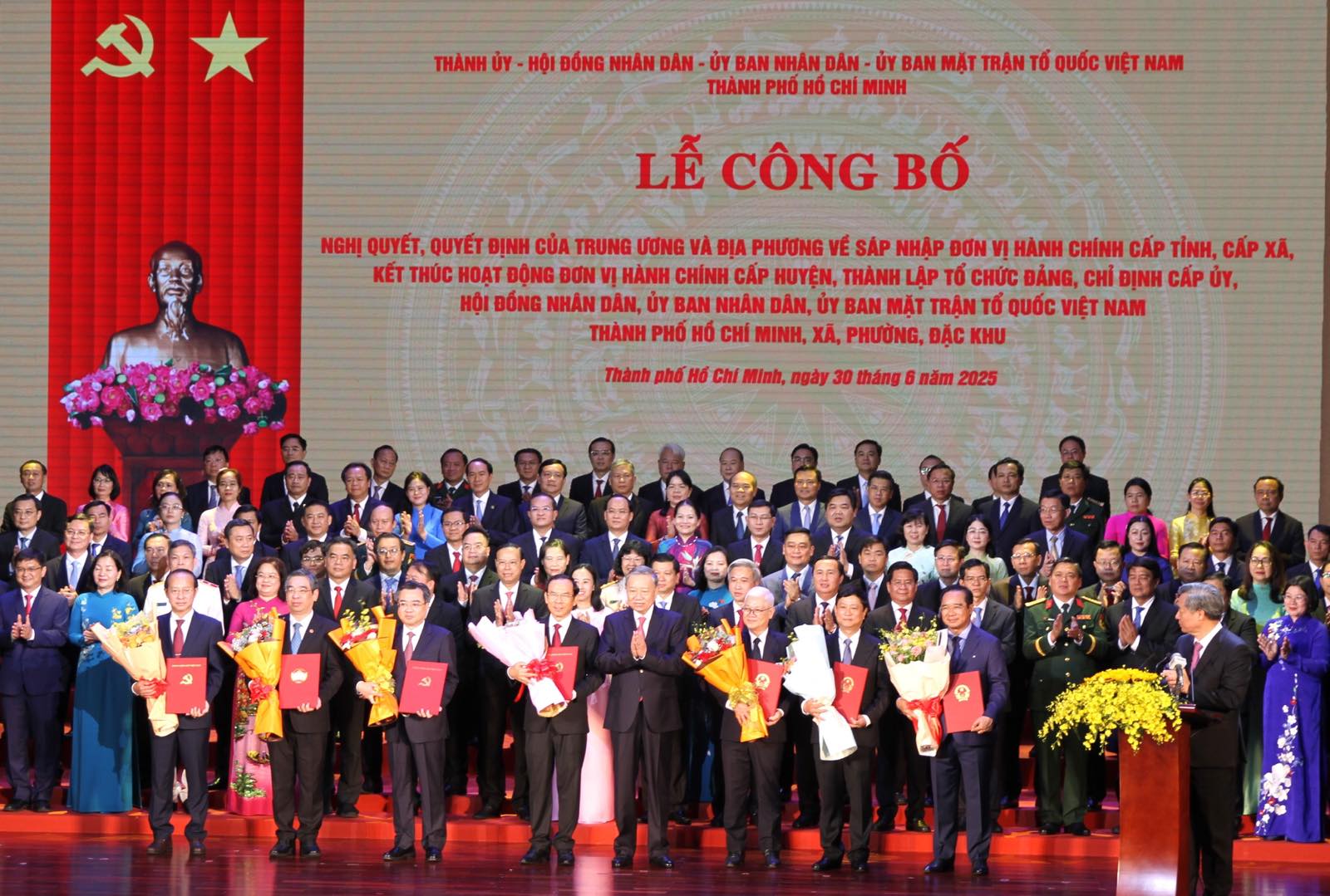 Tổng Bí thư Tô Lâm tặng hoa chúc mừng các đồng chí lãnh đạo TP Hồ Chí Minh.