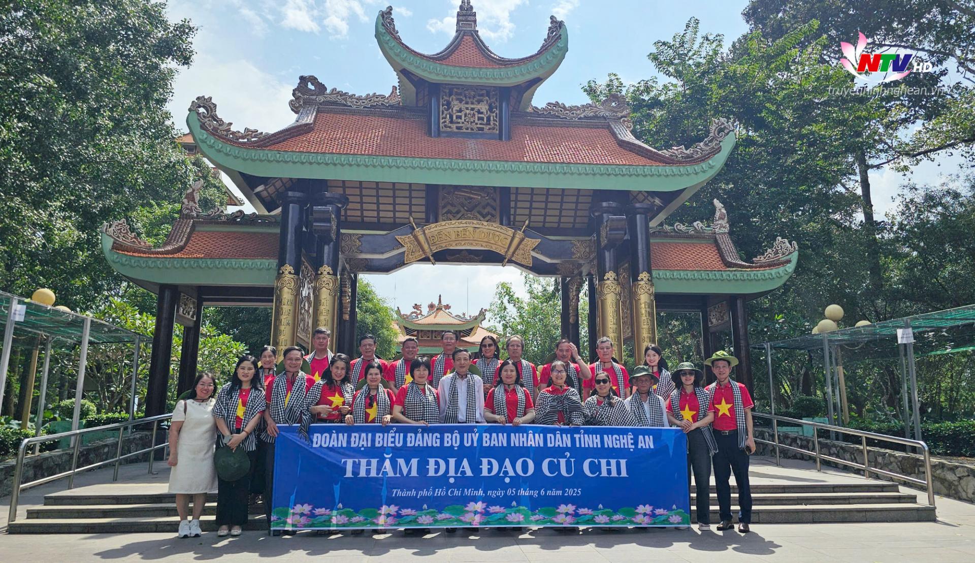 Đoàn đại biểu Đảng bộ UBND tỉnh Nghệ An đến thăm Khu di tích quốc gia đặc biệt Địa đạo Củ Chi ở huyện Củ Chi, TP Hồ Chí Minh.