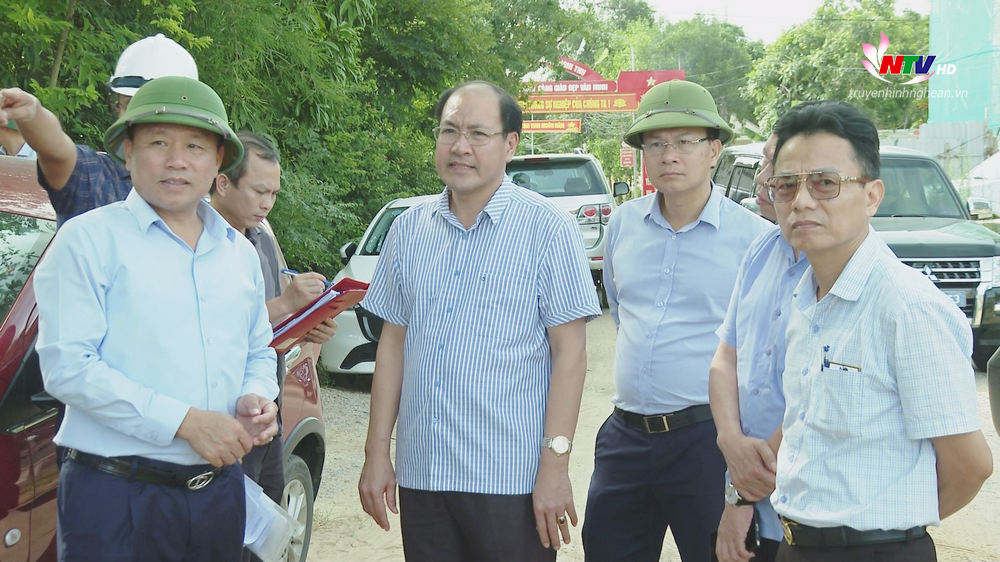 Đoàn kiểm tra tiểu dự án xây dựng, nâng cấp các tuyến đường nội thị Cửa Lò, thành phố Vinh.