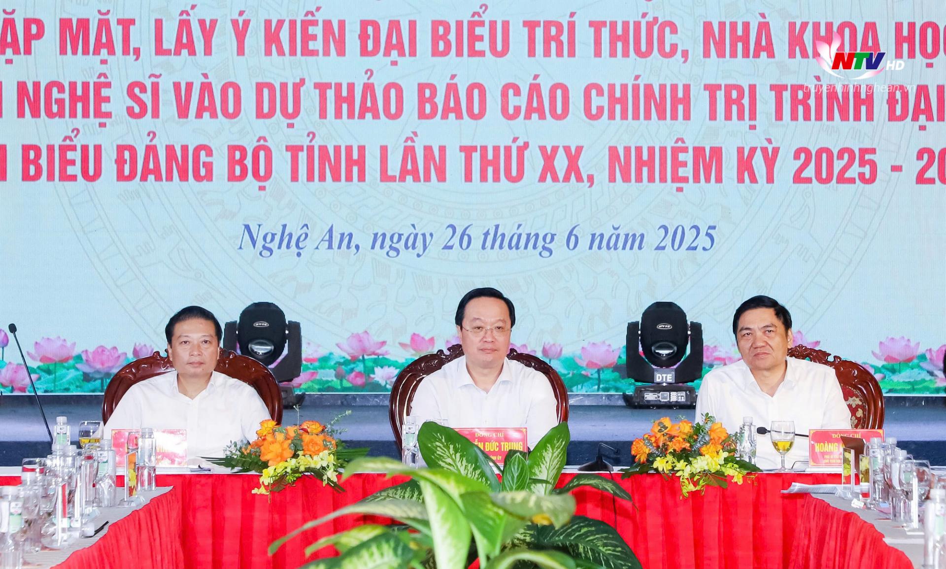 Các đồng chí chủ trì hội nghị.
