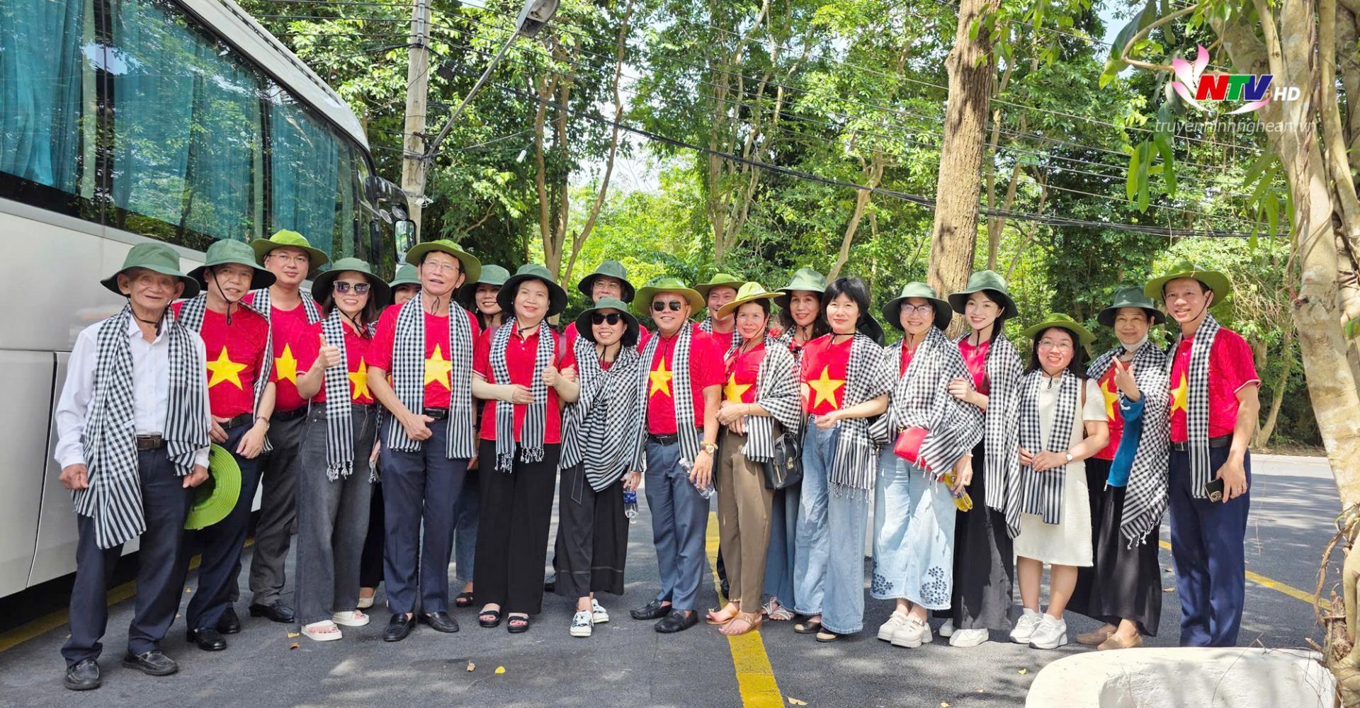 Đoàn đại biểu Đảng bộ UBND tỉnh Nghệ An đến thăm Khu di tích quốc gia đặc biệt Địa đạo Củ Chi ở huyện Củ Chi, TP Hồ Chí Minh.