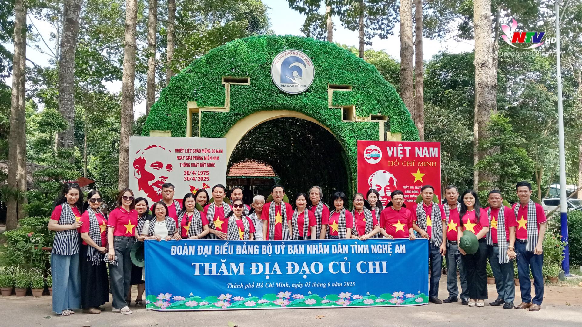 Đoàn đại biểu Đảng bộ UBND tỉnh Nghệ An đến thăm Khu di tích quốc gia đặc biệt Địa đạo Củ Chi ở huyện Củ Chi, TP Hồ Chí Minh.