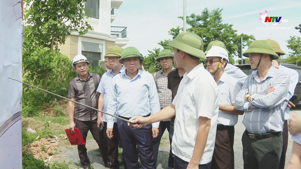 Phó Chủ tịch UBND tỉnh Hoàng Phú Hiền cùng đoàn công tác kiểm tra tiểu dự án đường ngang nội thị N7.