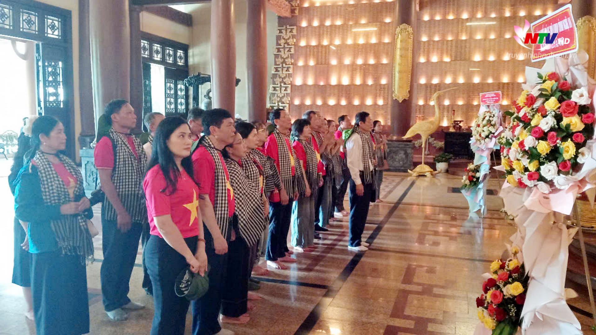 Đoàn đại biểu làm lễ dâng hoa, dâng hương tại Đền tưởng niệm liệt sỹ Bến Dược ở Khu di tích lịch sử Địa đạo Củ Chi.