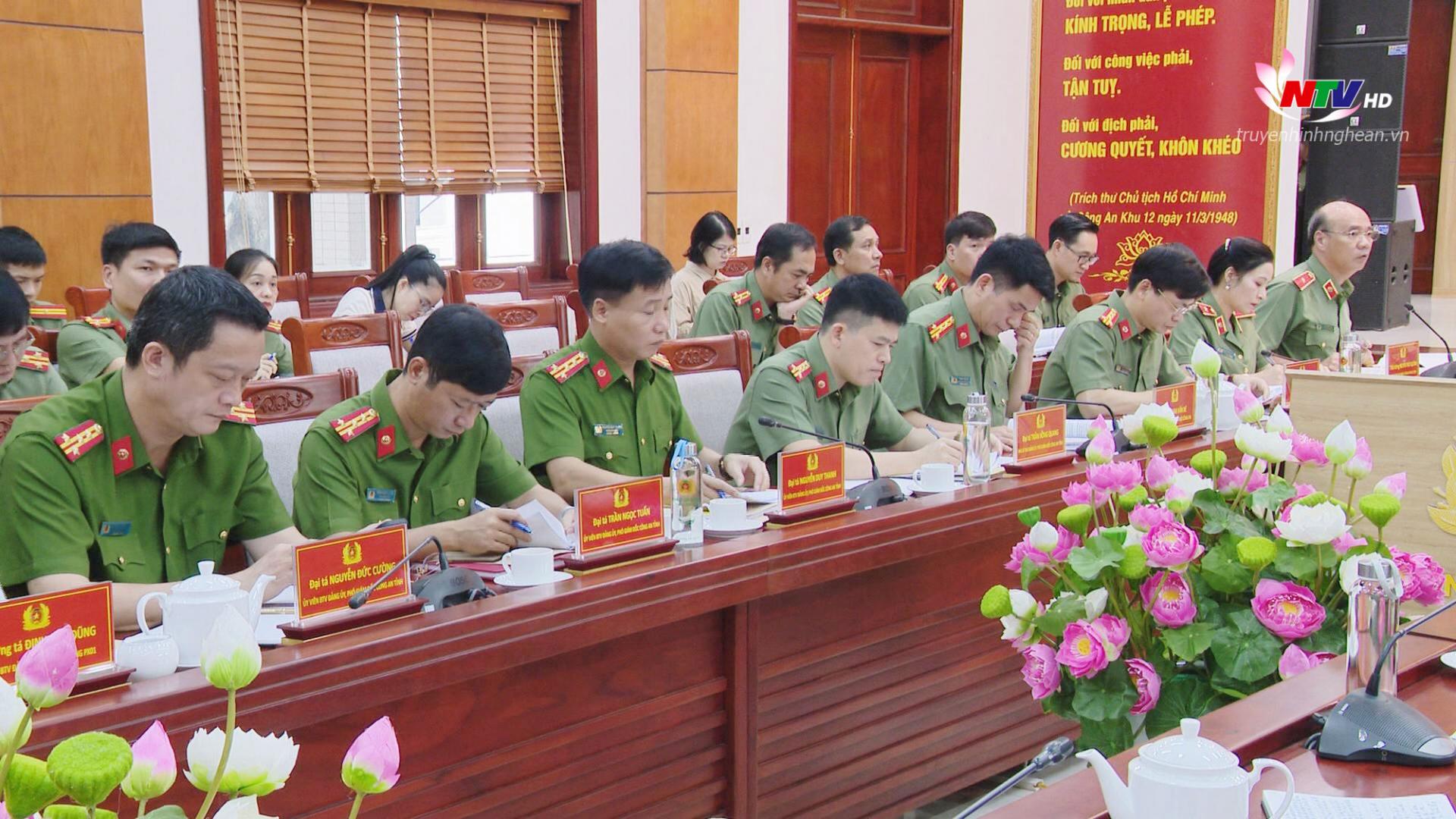 Các đồng chí lãnh đạo Công an tỉnh tại hội nghị.