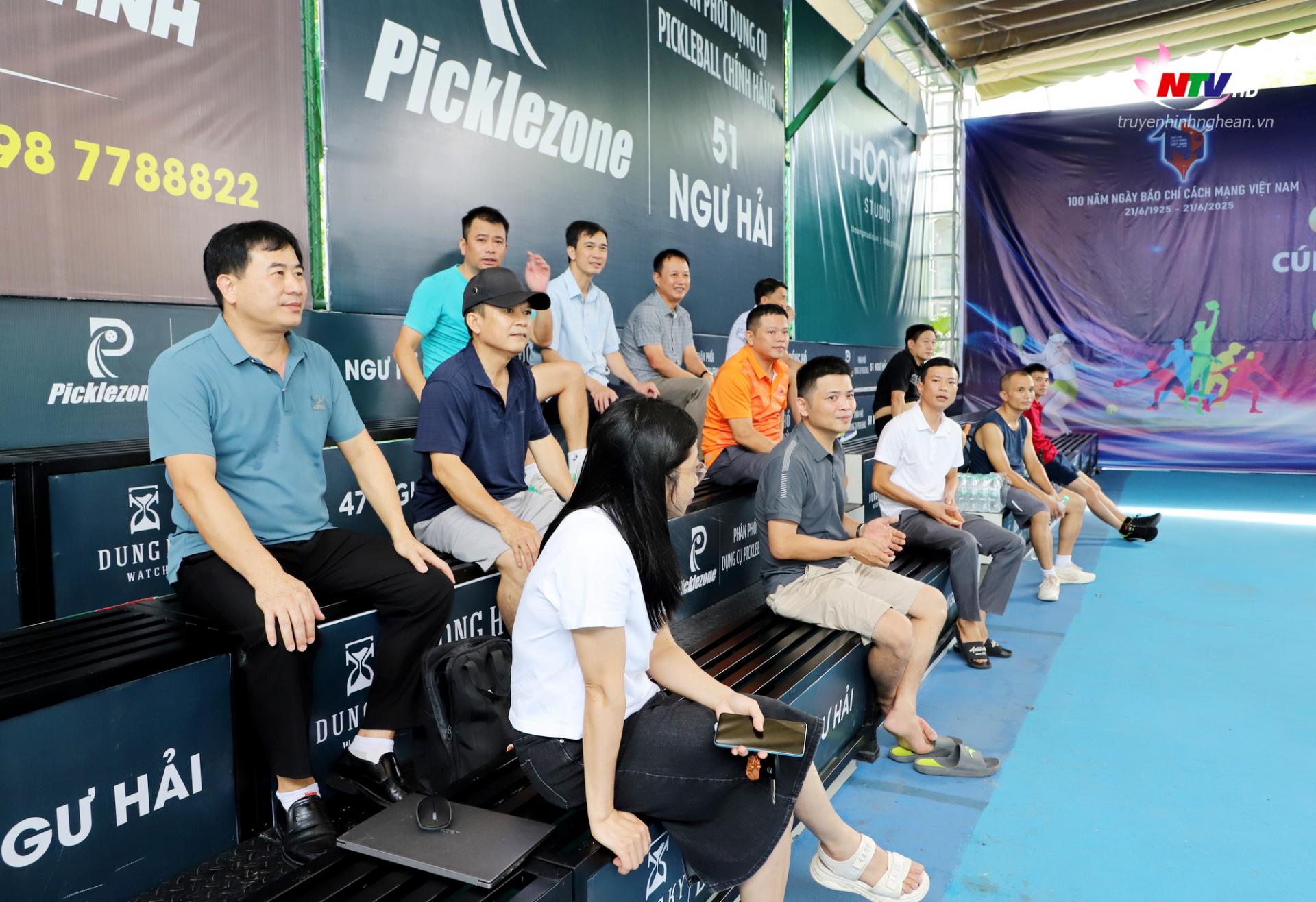 Đông đảo khán giả theo dõi và cổ vũ các trận đấu.a