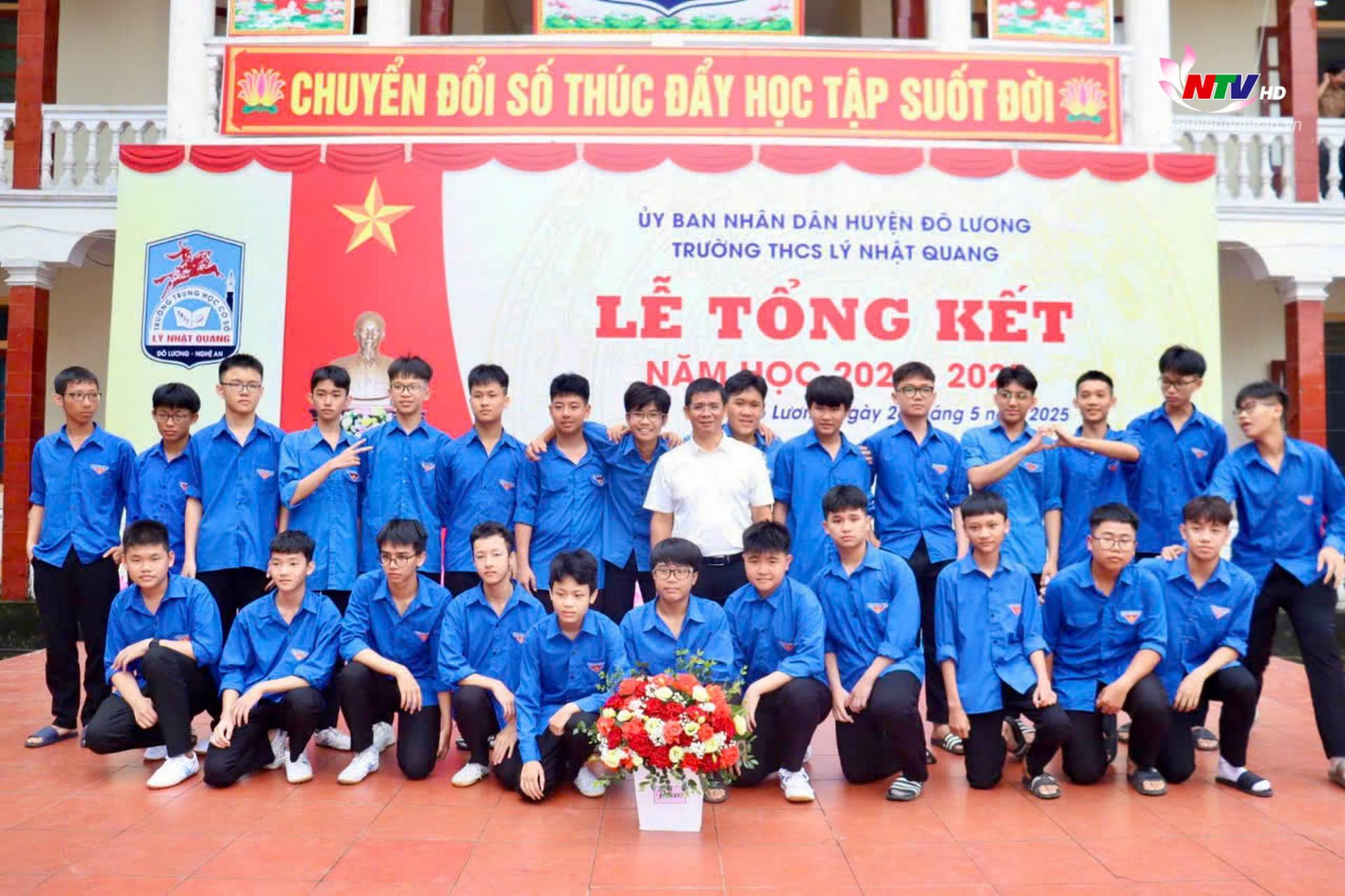 7.Tập thể lớp 9C trường THCS Lý Nhật Quang chụp ảnh cùng thầy giáo chủ nhiệm.