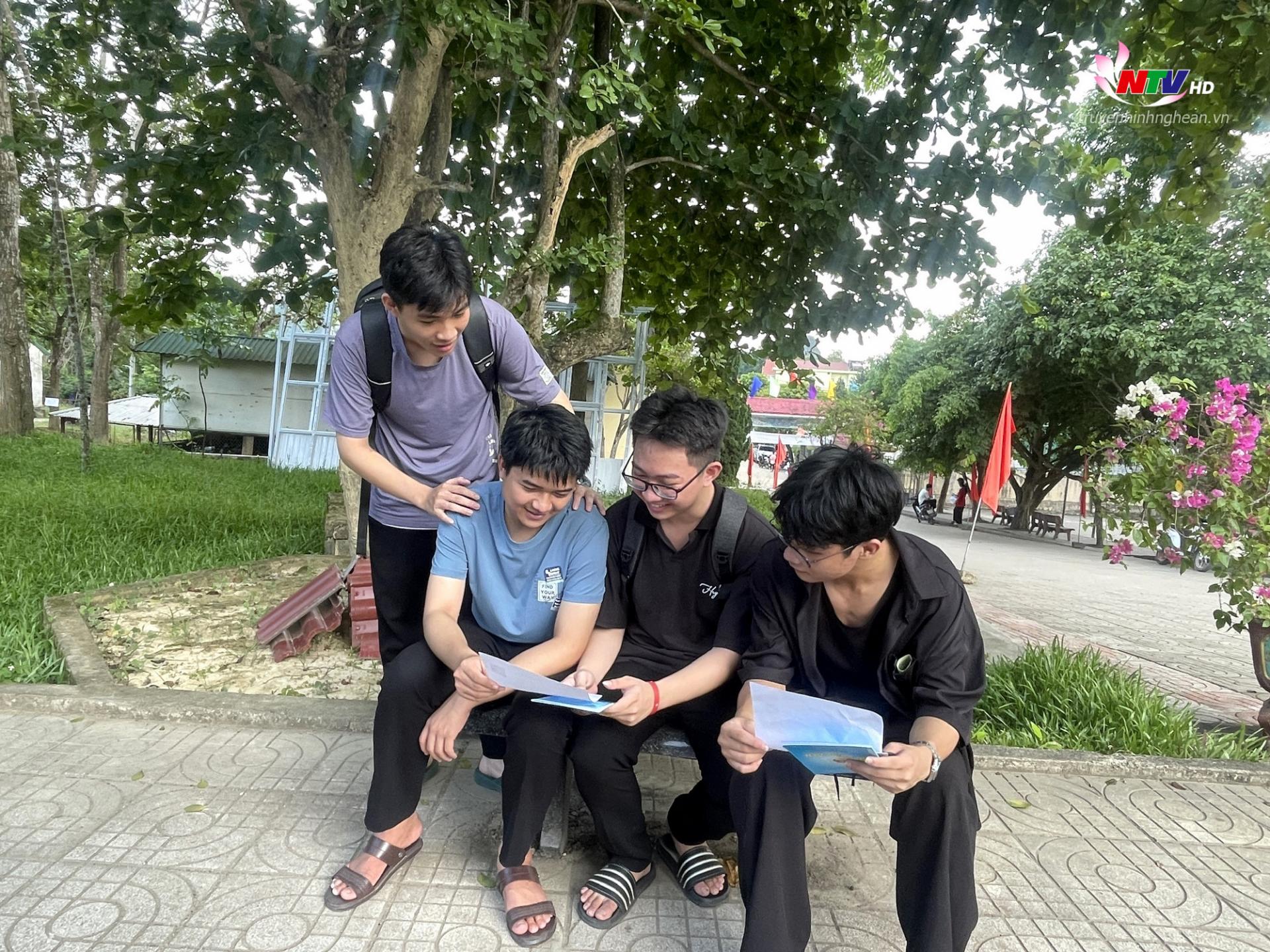 Thí sinh trao đổi đề sau khi kết thúc môn Toán.