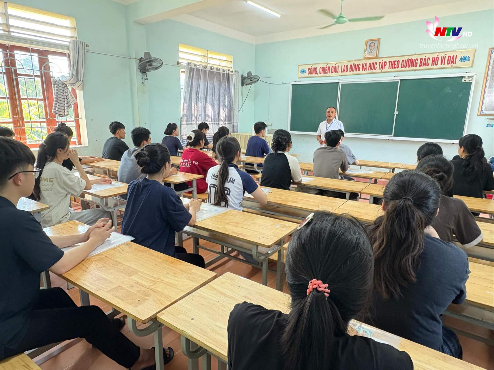 Các thí sinh dự thi môn đầu tiên.