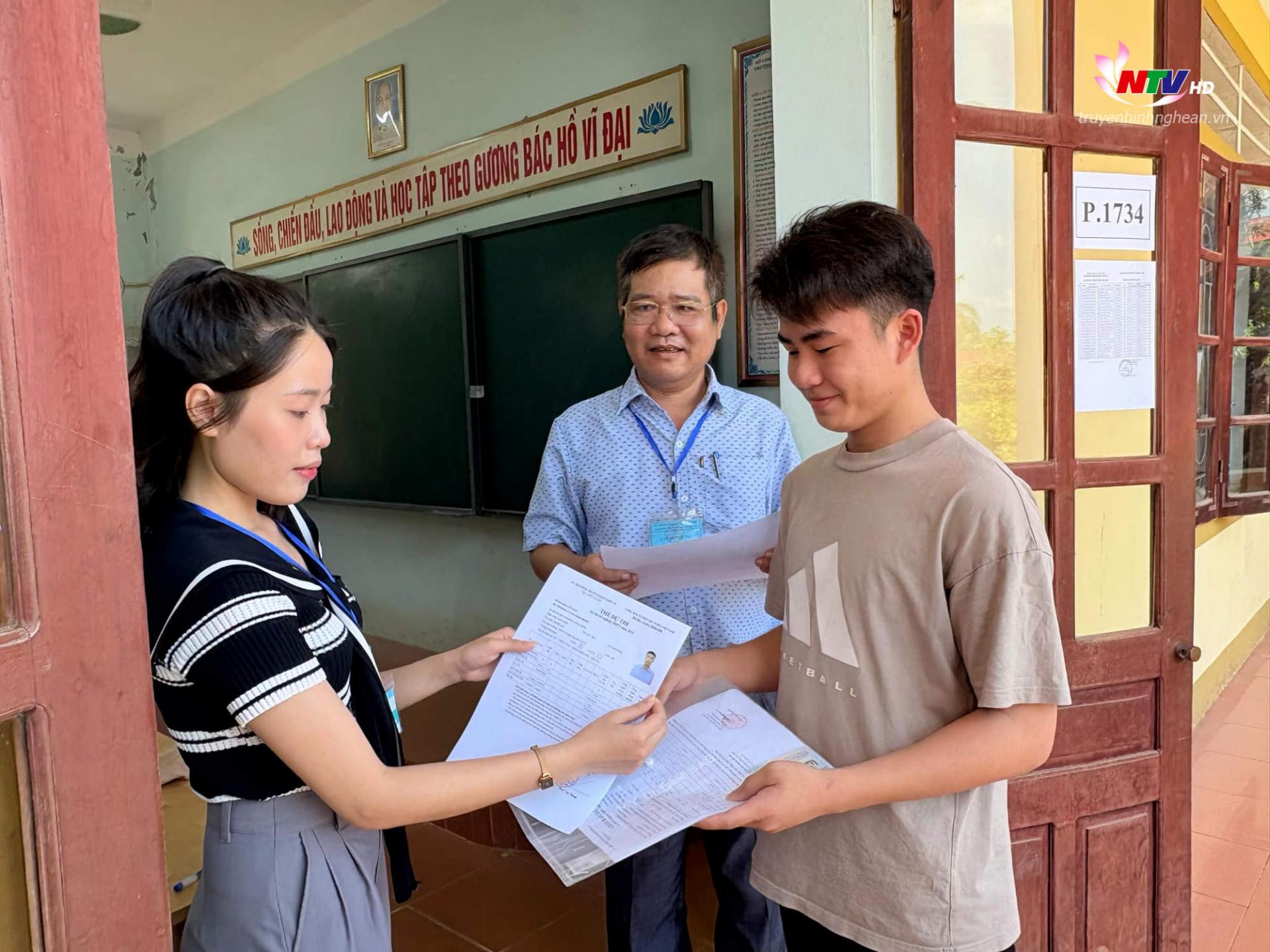 Giám thị kiểm tra giấy báo dự thi các thí sinh