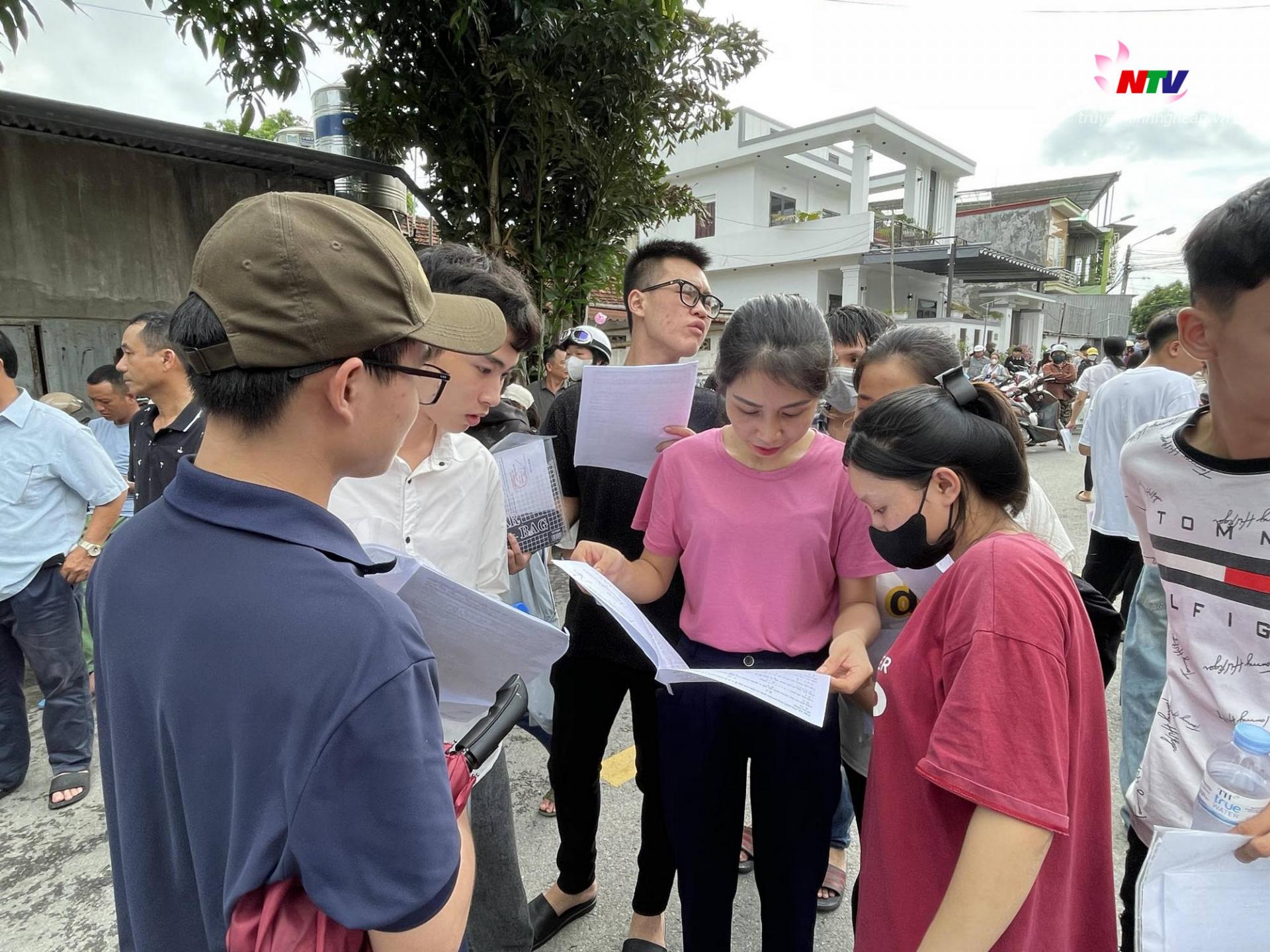 Các thí sinh cùng phụ huynh trao đổi về đề thi.