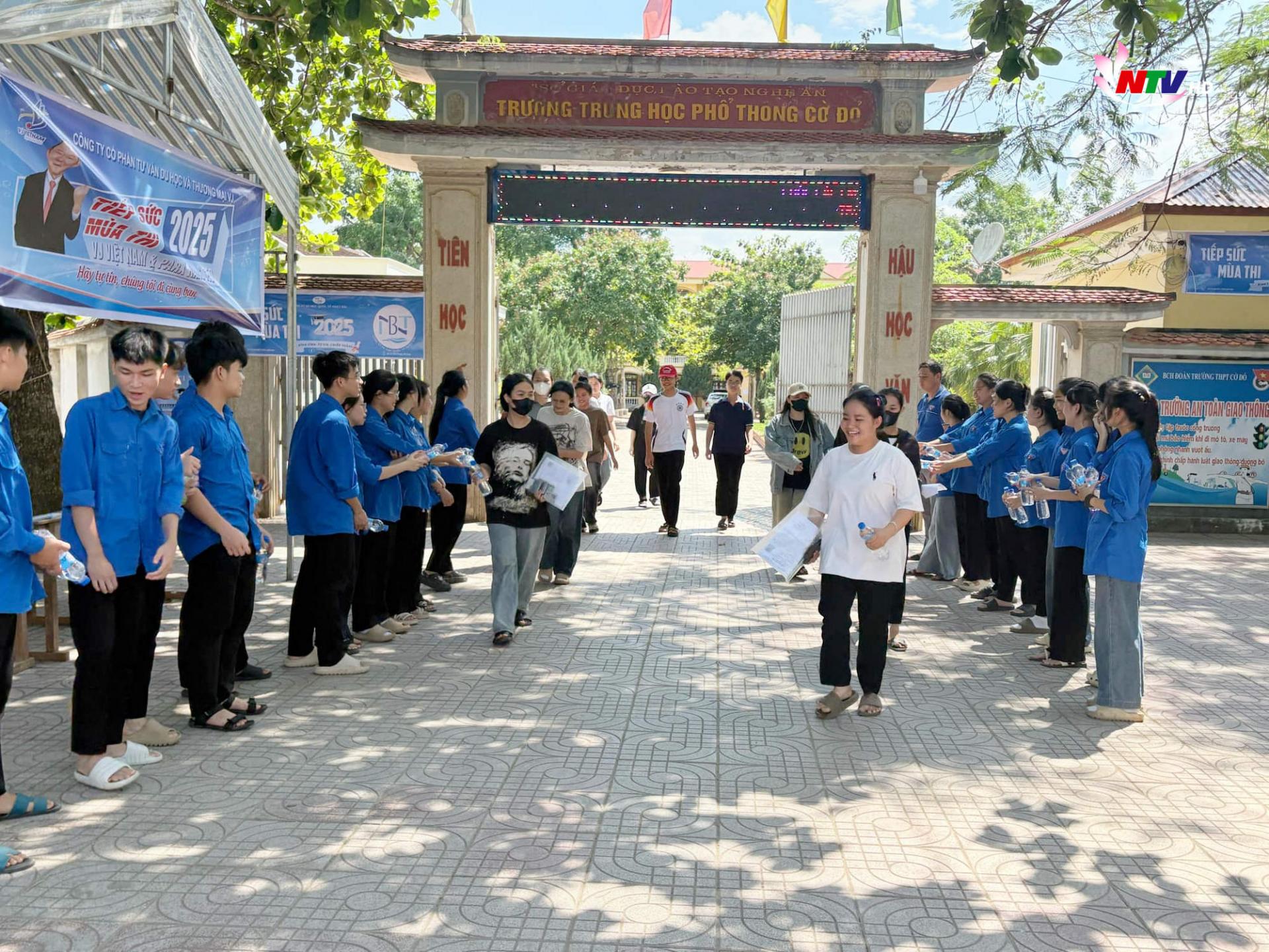 Các thí sinh tại điểm thi Trường THPT Cờ Đỏ (Nghĩa Đàn) hoàn thành môn thi đầu tiên của kỳ thi tốt nghiệp THPT năm 2025.