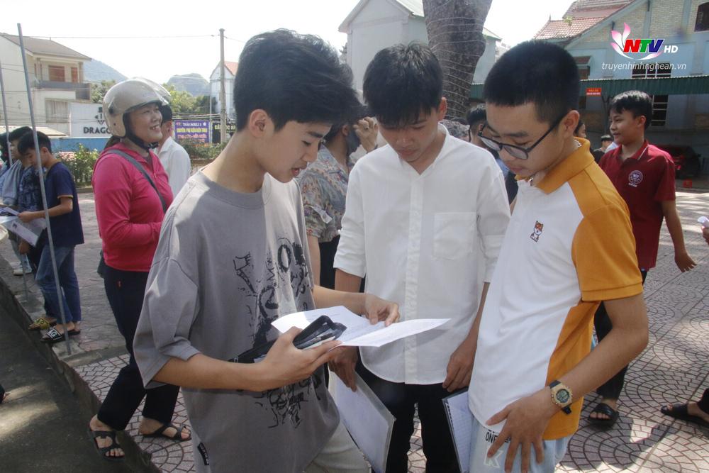 Các sĩ tử chia sẻ đáp án sau giờ thi.