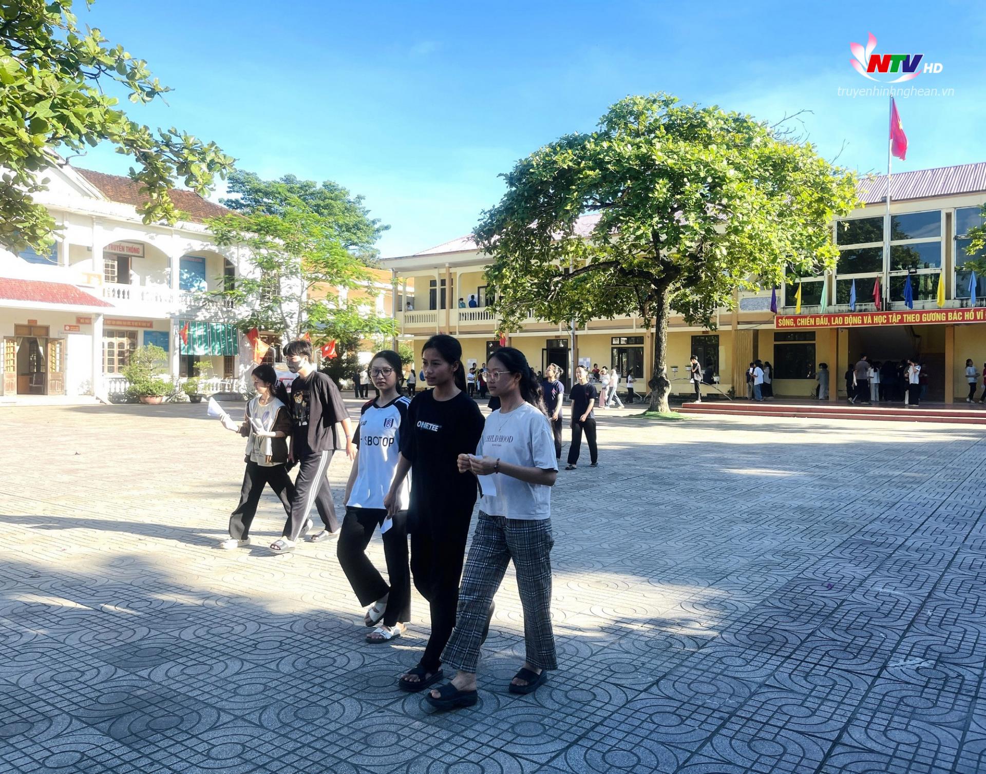 Thí sinh kết thúc môn thi tiếng Anh.