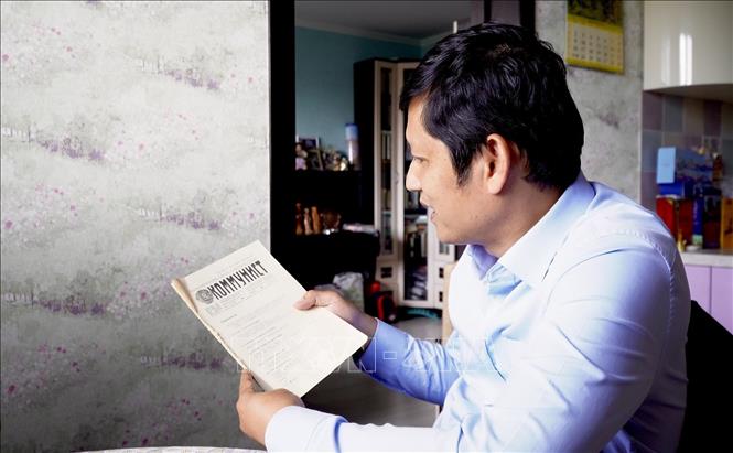 Dịch giả Nguyễn Quốc Hùng, Phó Chủ tịch Liên hiệp các tổ chức người Việt Nam tại LB Nga, với những trang tạp chí Người Cộng sản.