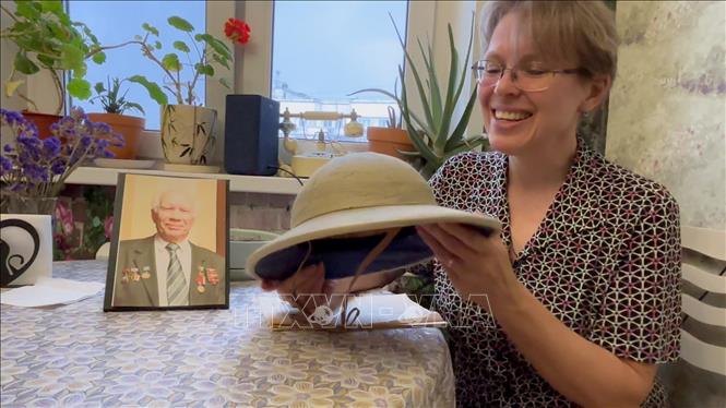 Sveta Glazunova và kỷ vật của cha, ông Evgheni Glazunov, người được gọi là người Nga với trái tim Việt.