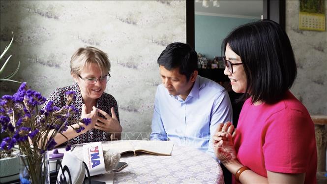 Anh Nguyễn Quốc Hùng, chị Sveta Glazunova trao đổi với phóng viên về bức thư của Bác.