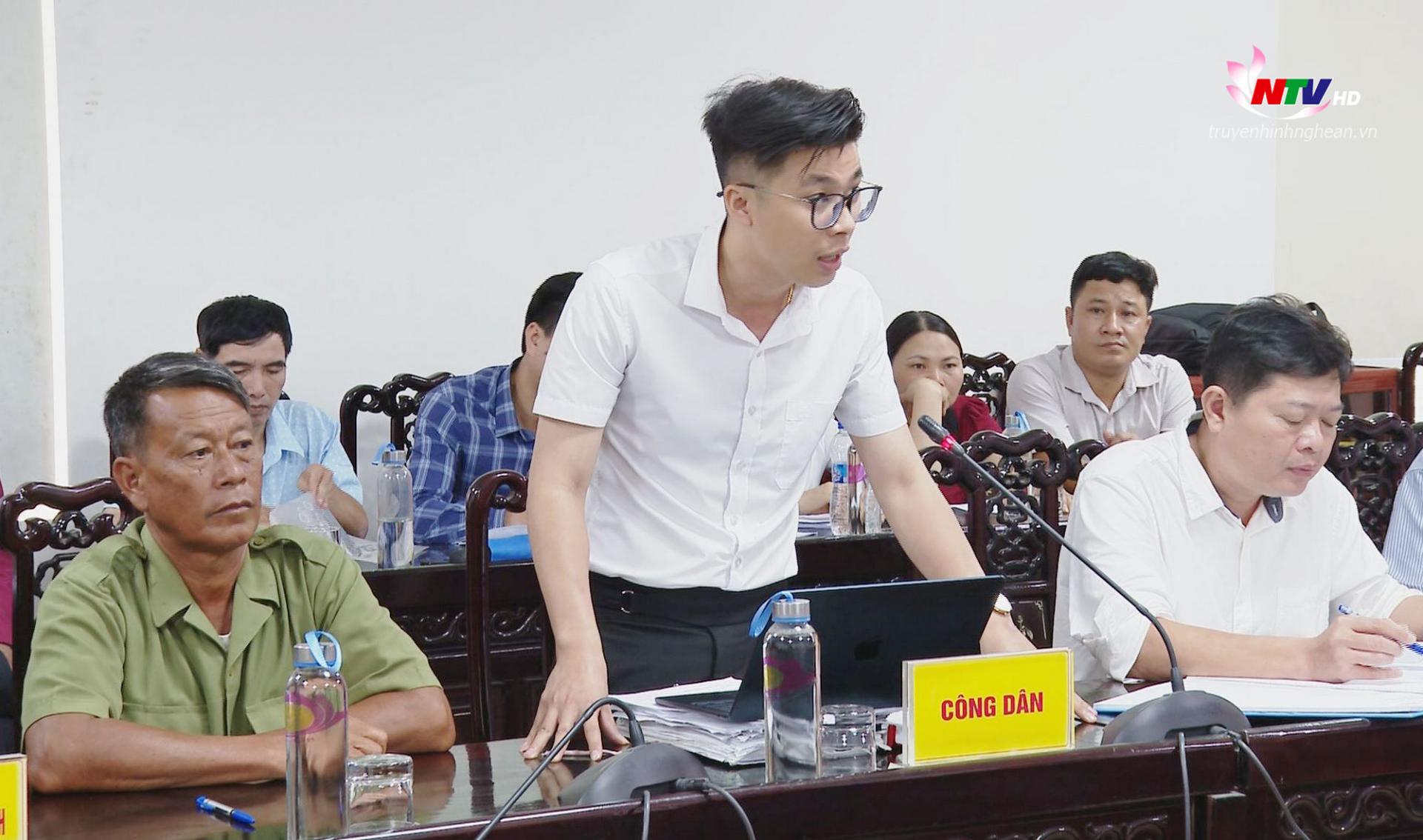 Luật sư đại diện cho ông Nguyễn Văn Nghi và một số công dân trú tại xóm Đông Tiến, xã Đông Thành, huyện Yên Thành phát biểu tại phiên tiếp công dân.