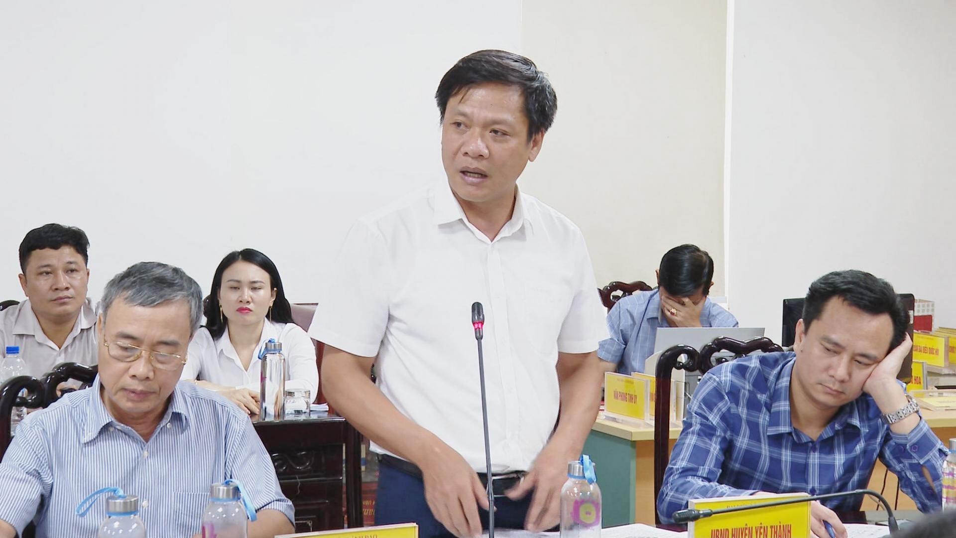 Chủ tịch UBND huyện Yên Thành Vũ Tuấn Dũng phát biểu báo cáo về các nội dung liên quan đến kiến nghị của công dân. 