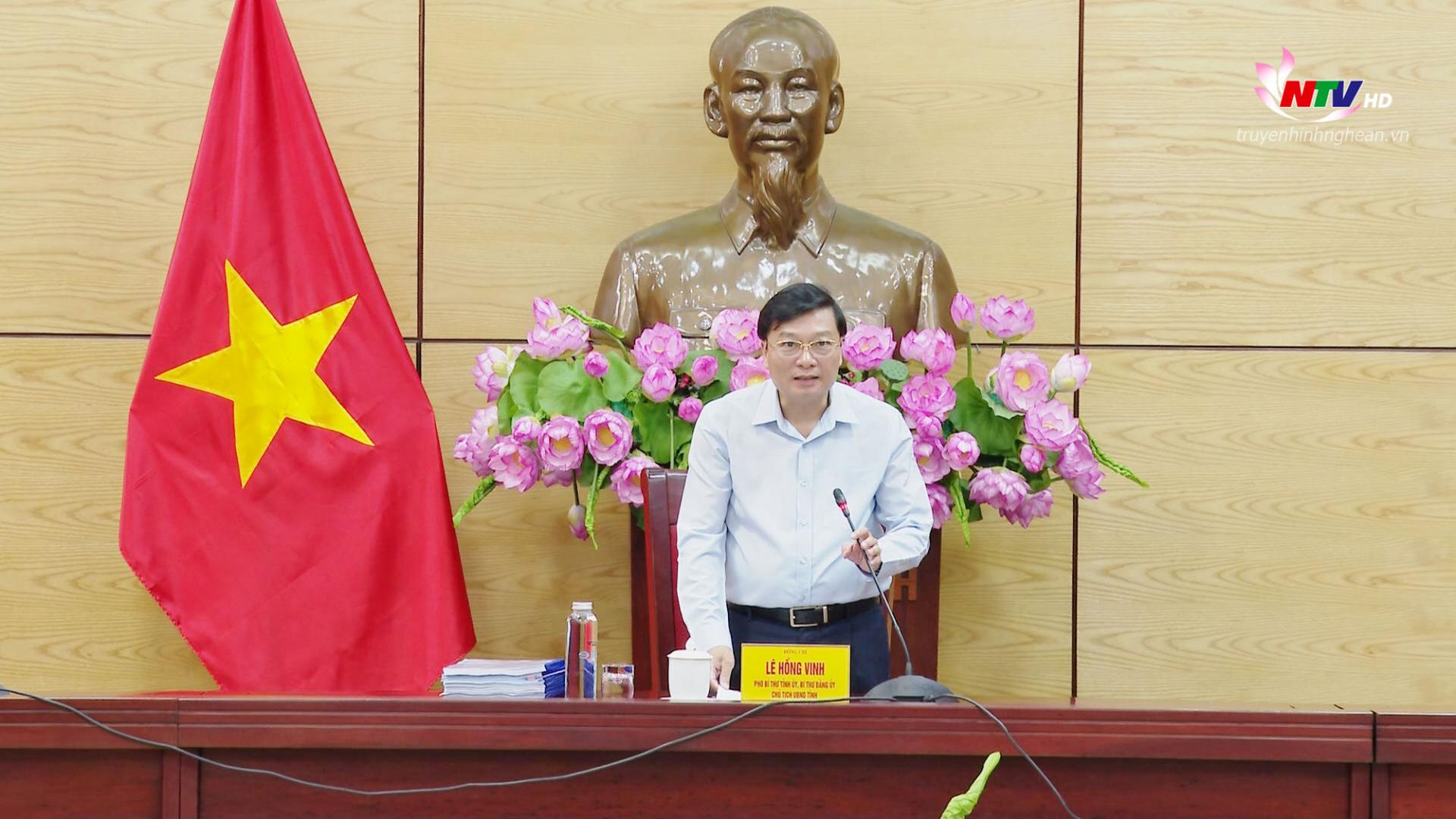 Chủ tịch UBND tỉnh, Bí thư Đảng ủy UBND tỉnh Lê Hồng Vinh phát biểu chỉ đạo tại cuộc họp.
