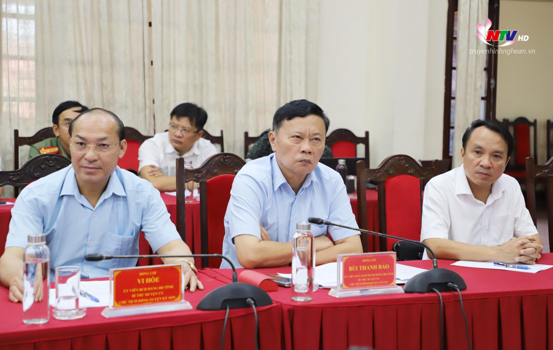 Lãnh đạo các địa phương dự cuộc họp.