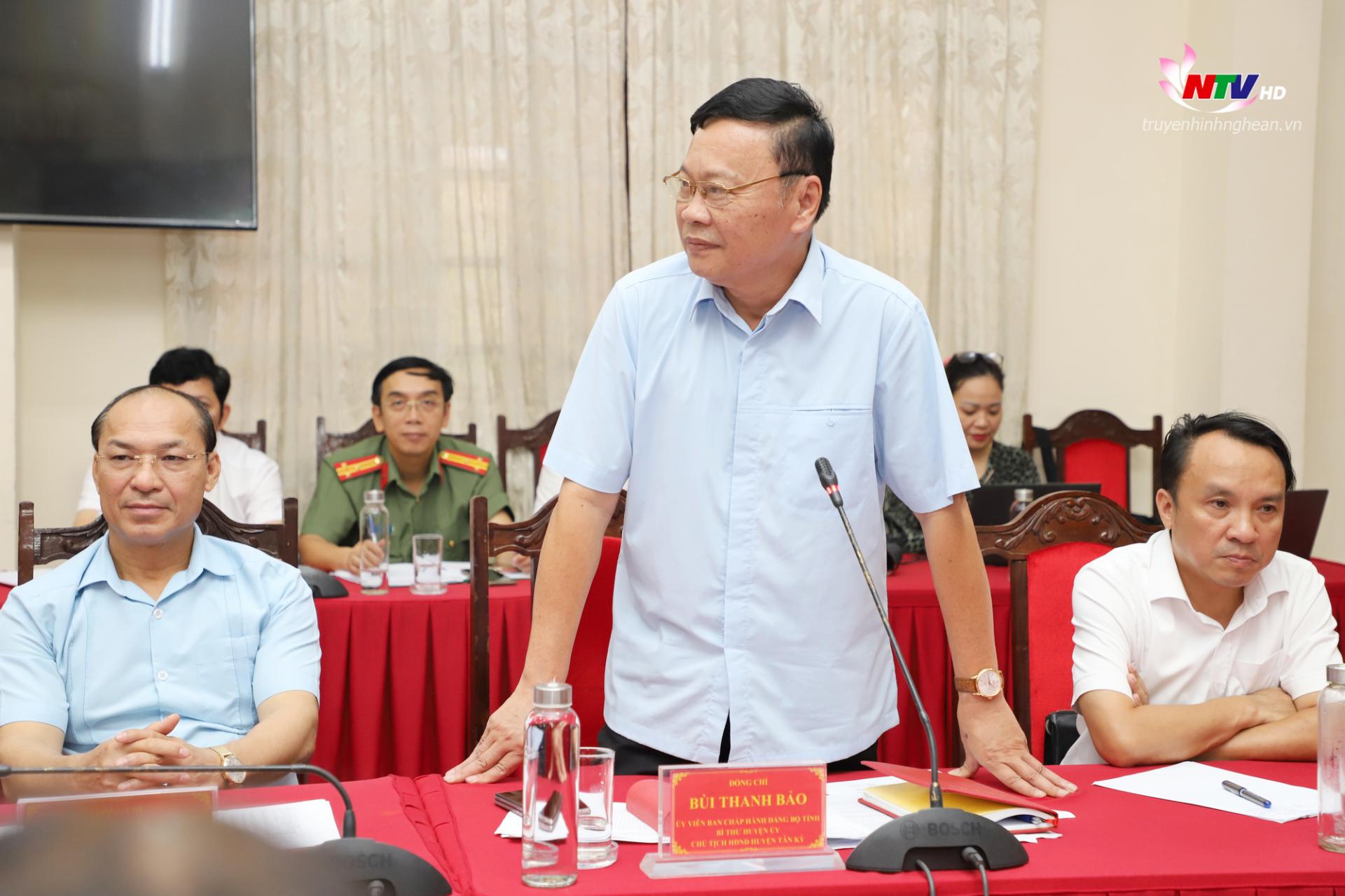 Đồng chí Bùi Thanh Bảo - Bí thư Huyện ủy, Chủ tịch HĐND huyện Tân Kỳ phát biểu tại cuộc họp.
