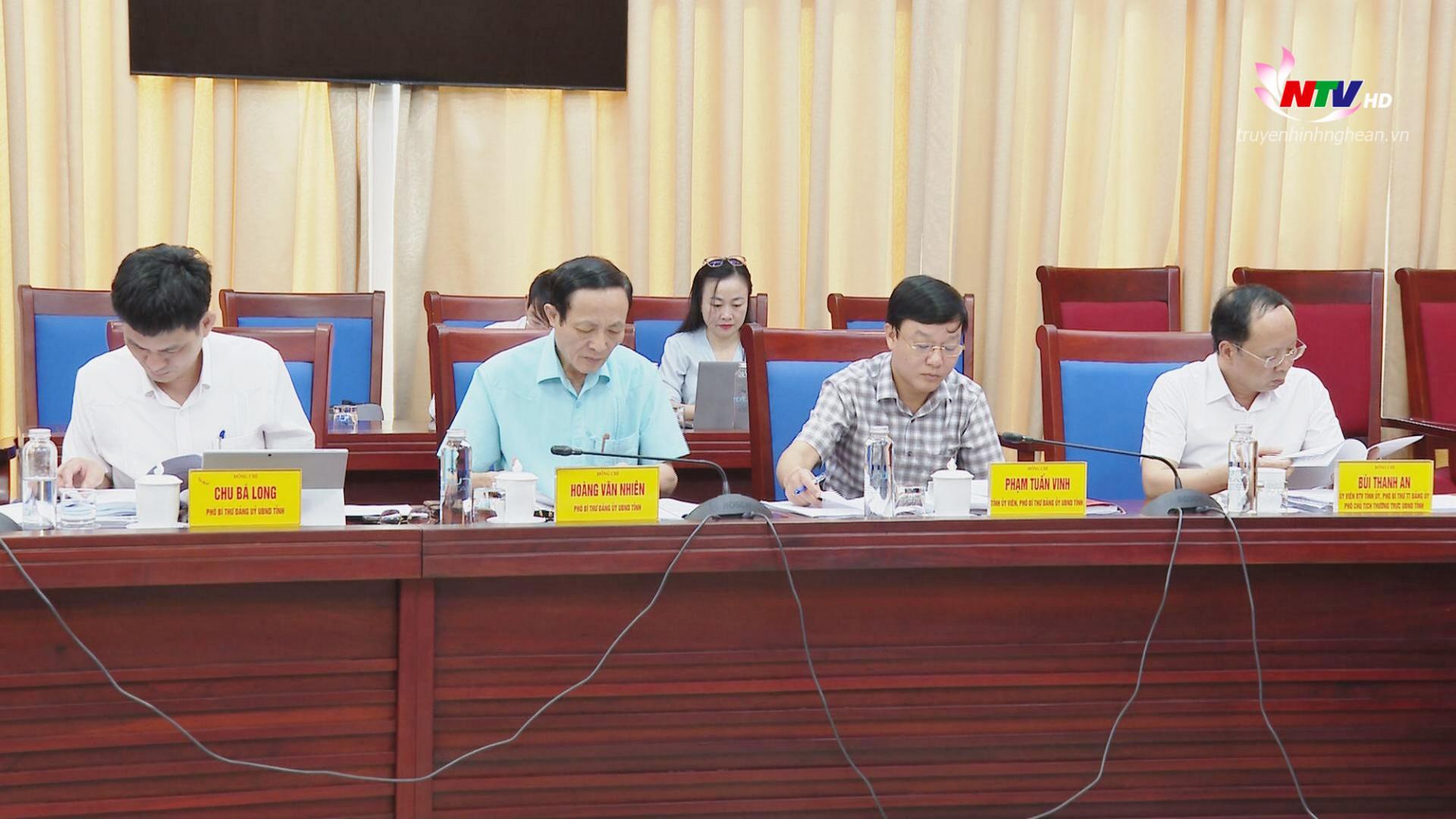 Lãnh đạo Đảng ủy UBND tỉnh dự cuộc họp.