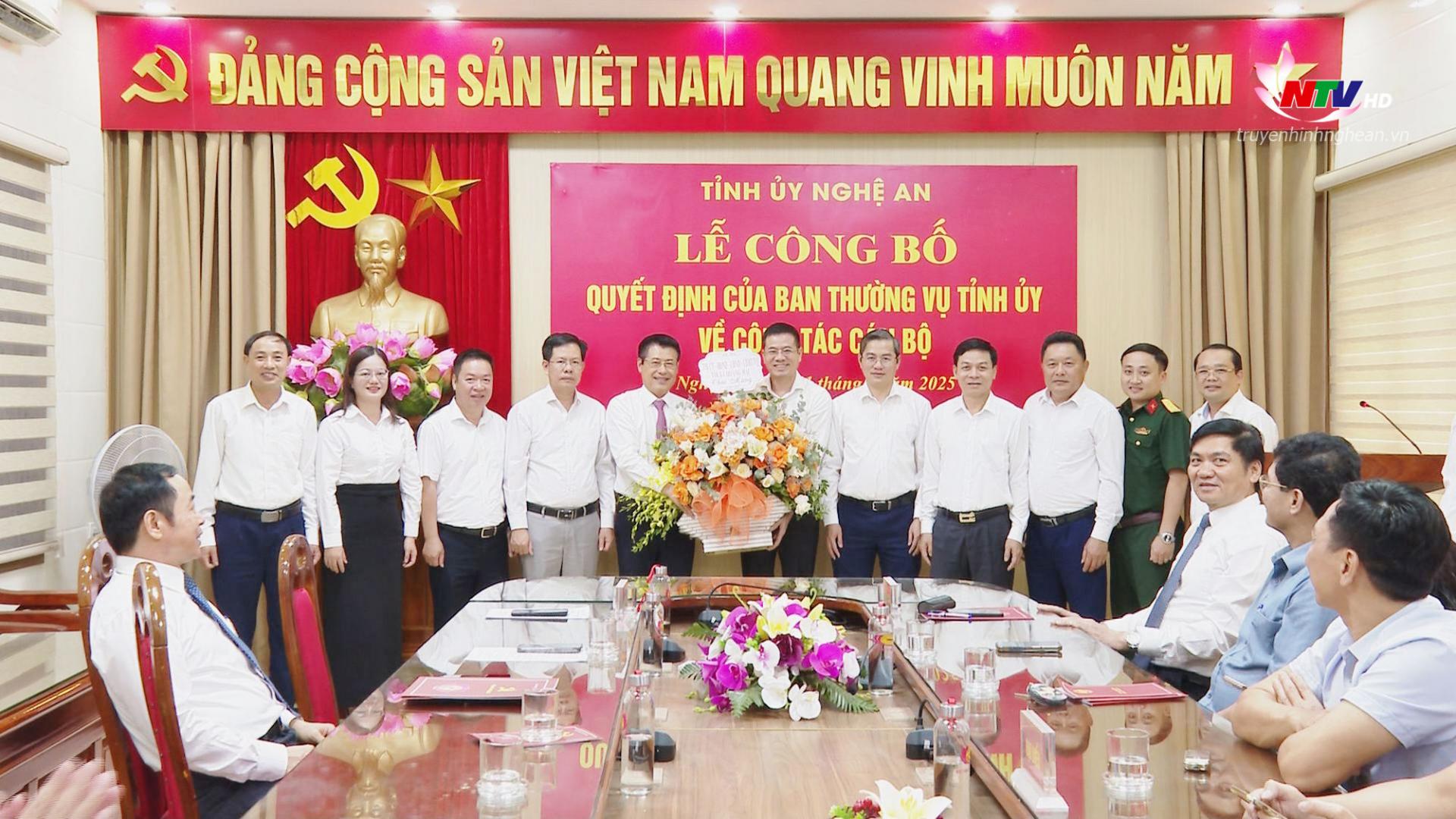Các đồng chí Ủy viên Ban Thường vụ Thị ủy Hoàng Mai chúc mừng đồng chí Lê Trường Giang. 
