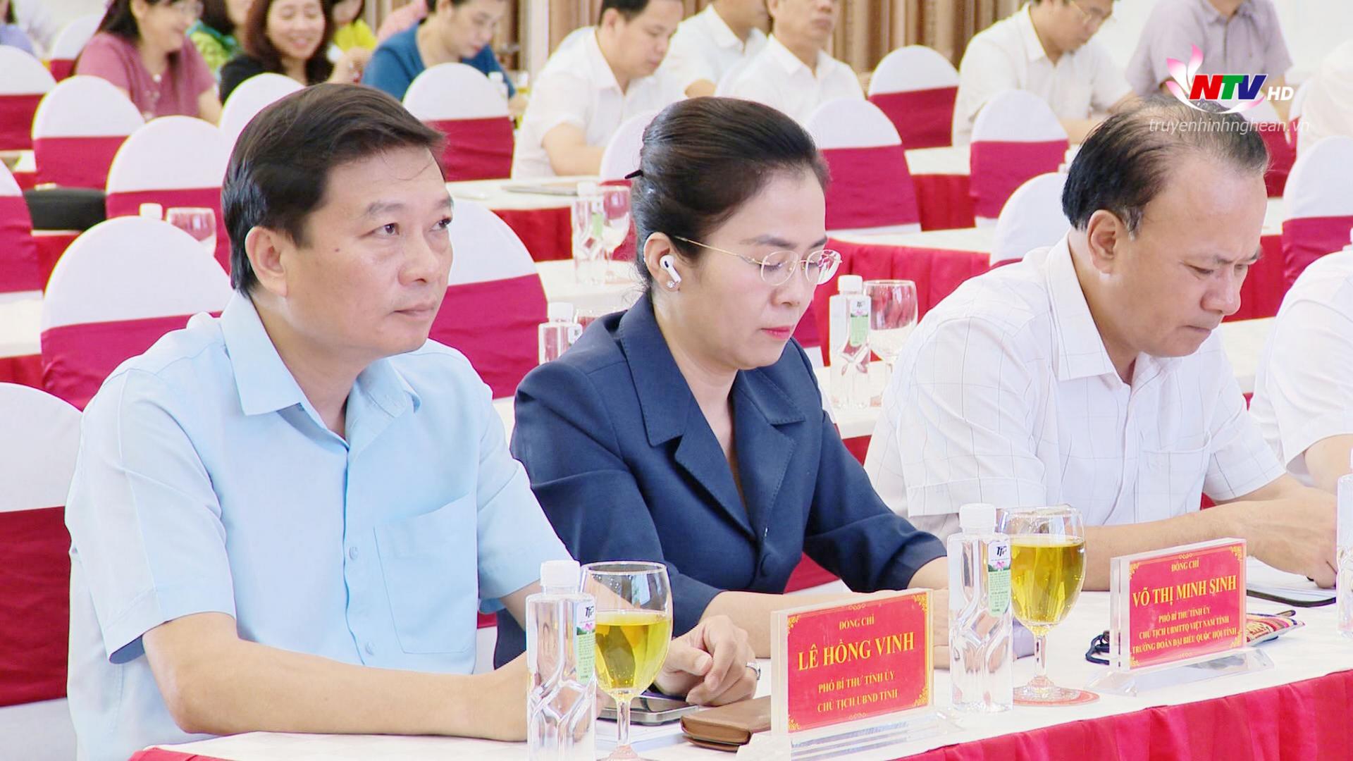 Các đồng chí trong Thường trực Tỉnh uỷ, Uỷ viên BTV Tỉnh uỷ dự hội nghị tại điểm cầu chính tỉnh Nghệ An.