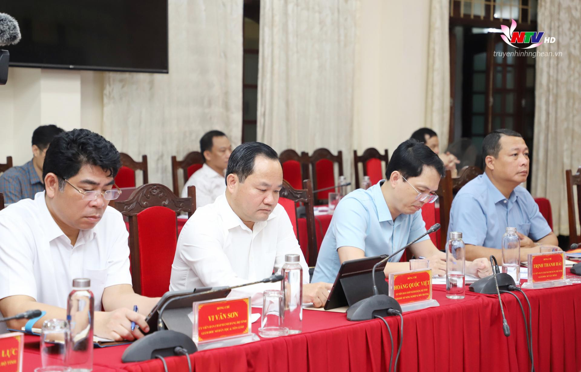 Lãnh đạo các Sở, ban ngành dự cuộc họp.