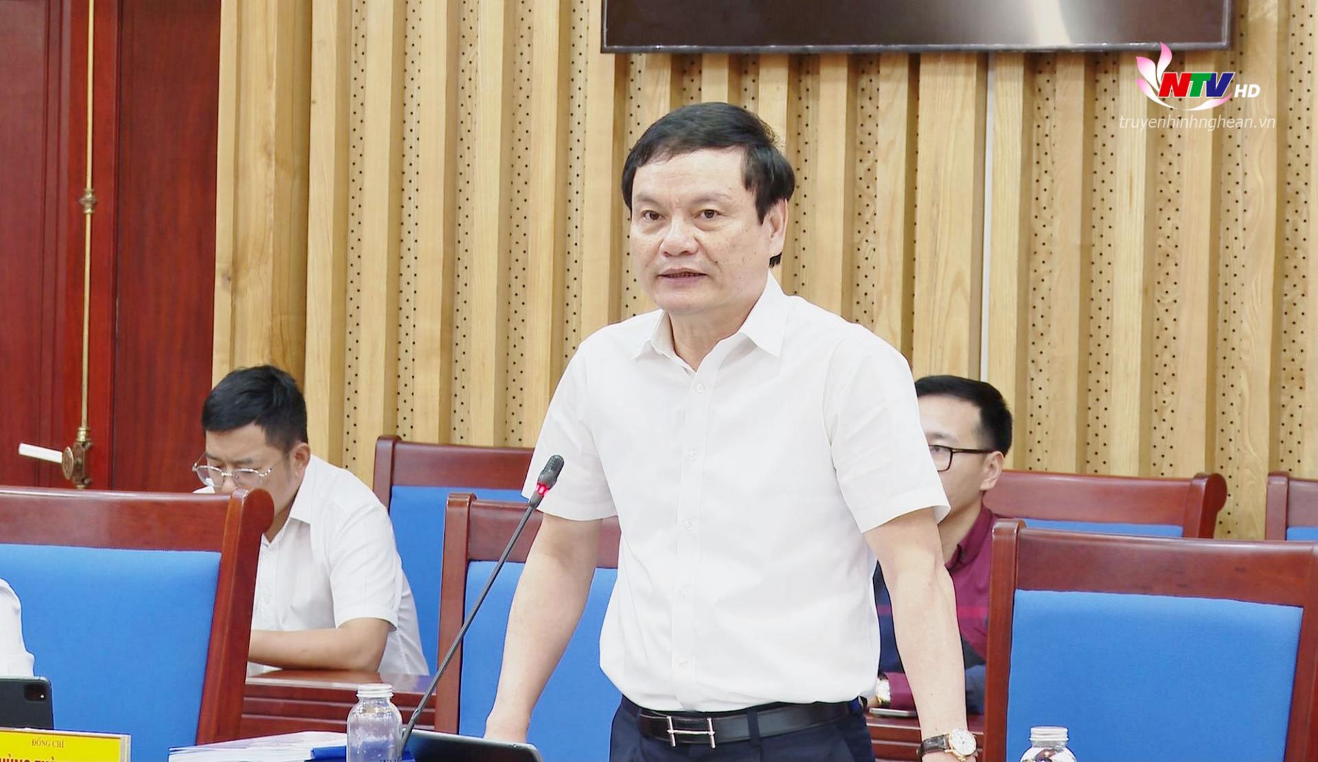 Chánh Văn phòng UBND tỉnh Đặng Thanh Tùng phát biểu tại cuộc họp.