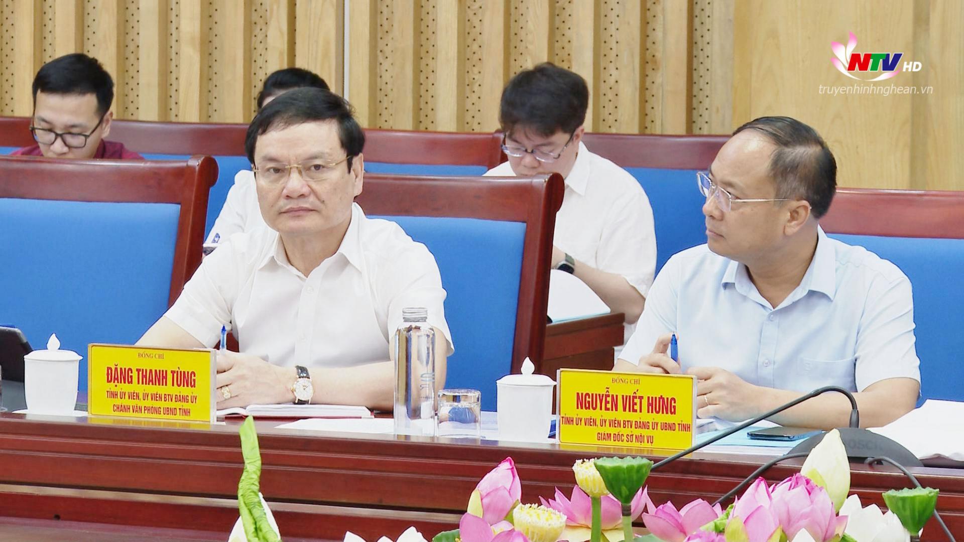 Các thành viên dự cuộc họp.