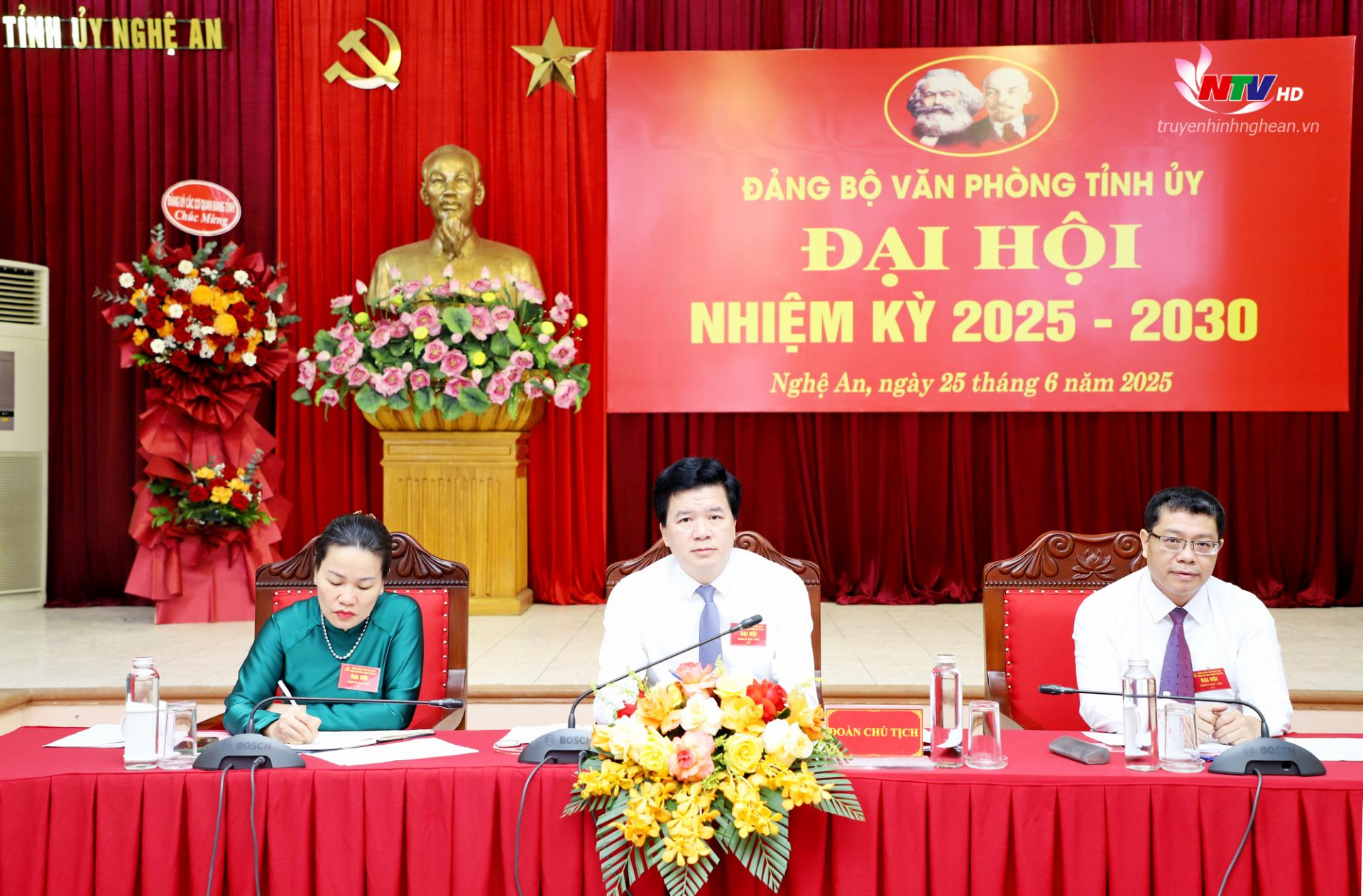 Các đồng chí đoàn Chủ tịch Đại hội.