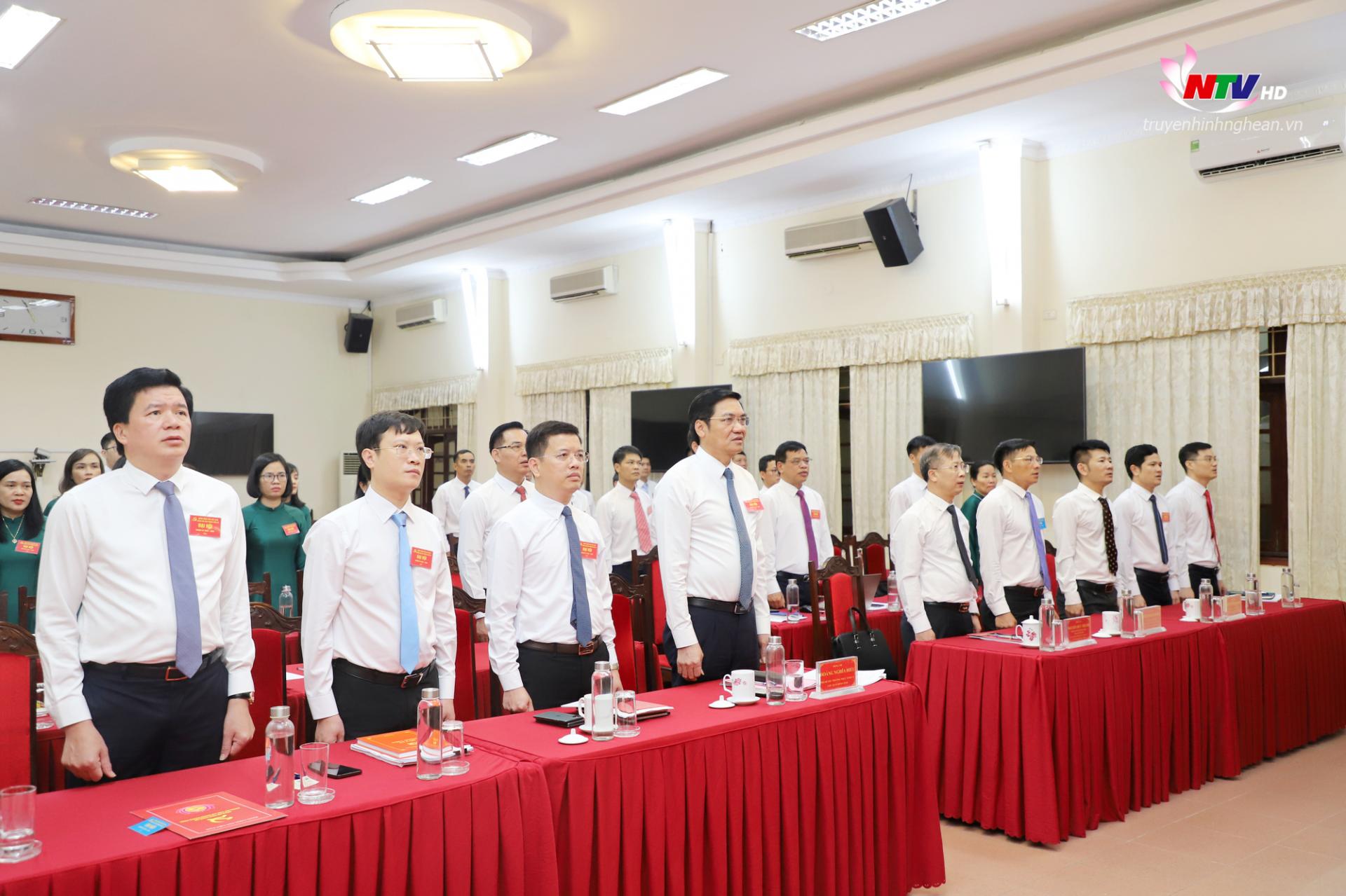 Các đại biểu thực hiện nghi thức chào cờ tại Đại hội.