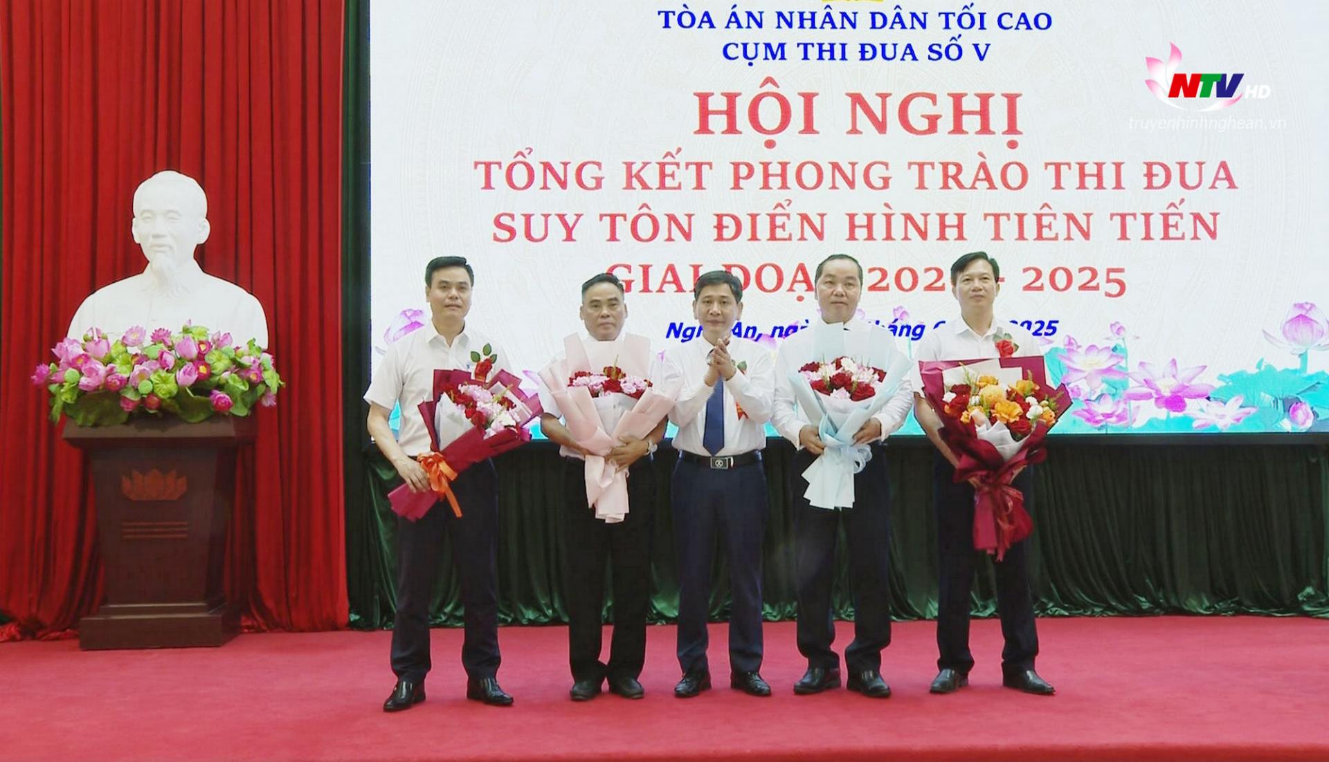 Tặng hoa cho các tập thể, cá nhân được bình xét, suy tôn có thành tích xuất sắc trong phong trào thi đua giai đoạn 2020-2025.