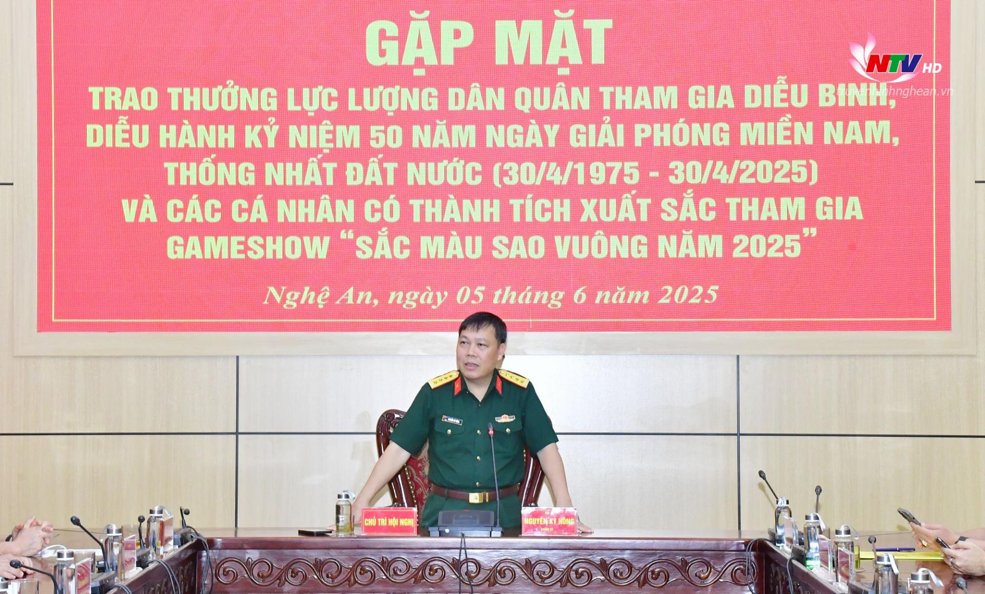 Đại tá Nguyễn Kỳ Hồng - Phó Bí thư Đảng ủy, Chính ủy Bộ CHQS tinh Nghệ An phát biểu chúc mừng.