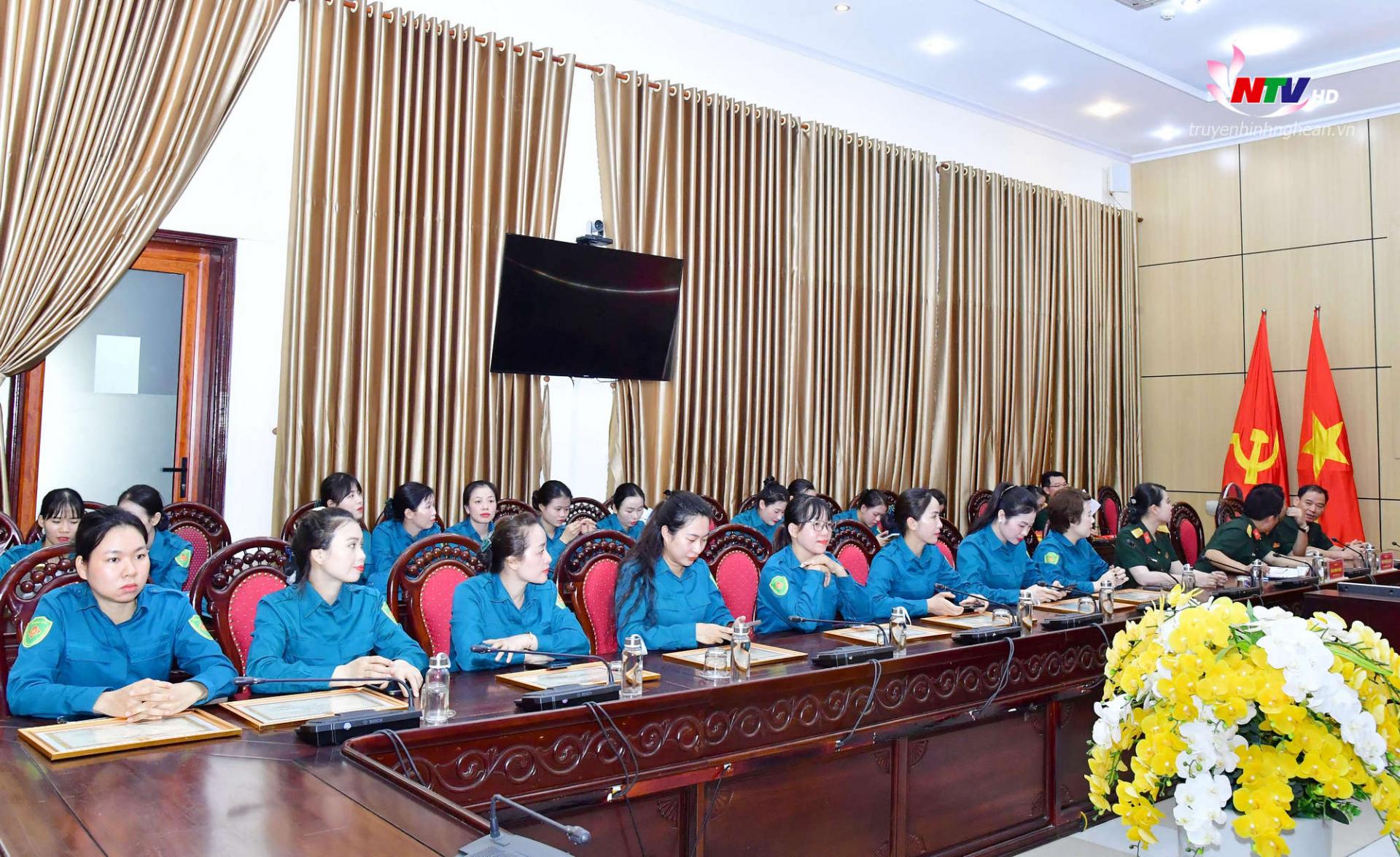 Chiến sĩ dân quân tham gia diễu binh, diễu hành tham dự buổi gặp mặt trao thưởng.