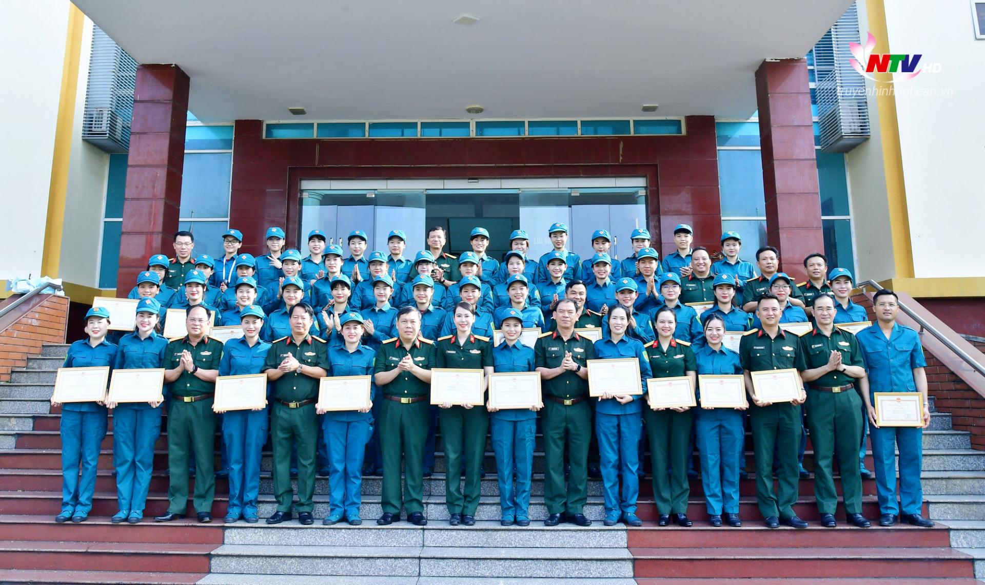 Lãnh đạo Bộ CHQS tỉnh chụp ảnh lưu niệm cùng lực lượng tham gia nhiệm vụ diễu binh, diễu hành trong lễ kỷ niệm 80 năm Cách mạng Tháng Tám và Quốc khánh 2/9.