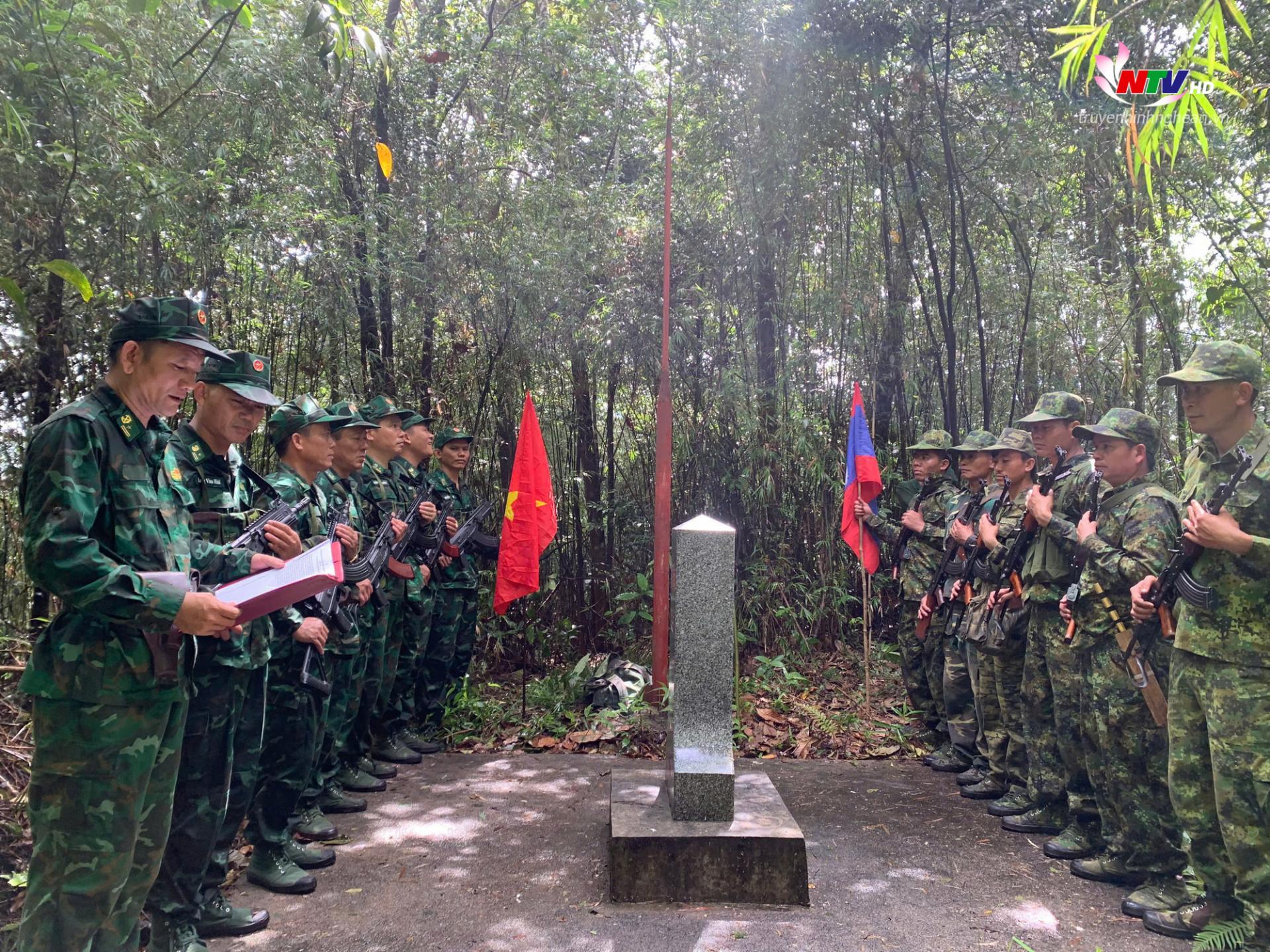 Đồn Biên phòng Hạnh Dịch và Đại đội Bảo vệ biên giới 216 (tỉnh Hủa Phăn, nước CHDCND Lào) trao đổi tình hình trong quá trình tuần tra