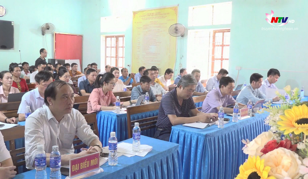 Cử tri các xã Nhôn Mai, Hữu Khuông, huyện Tương Dương tham dự hội nghị tiếp xúc cử tri. 